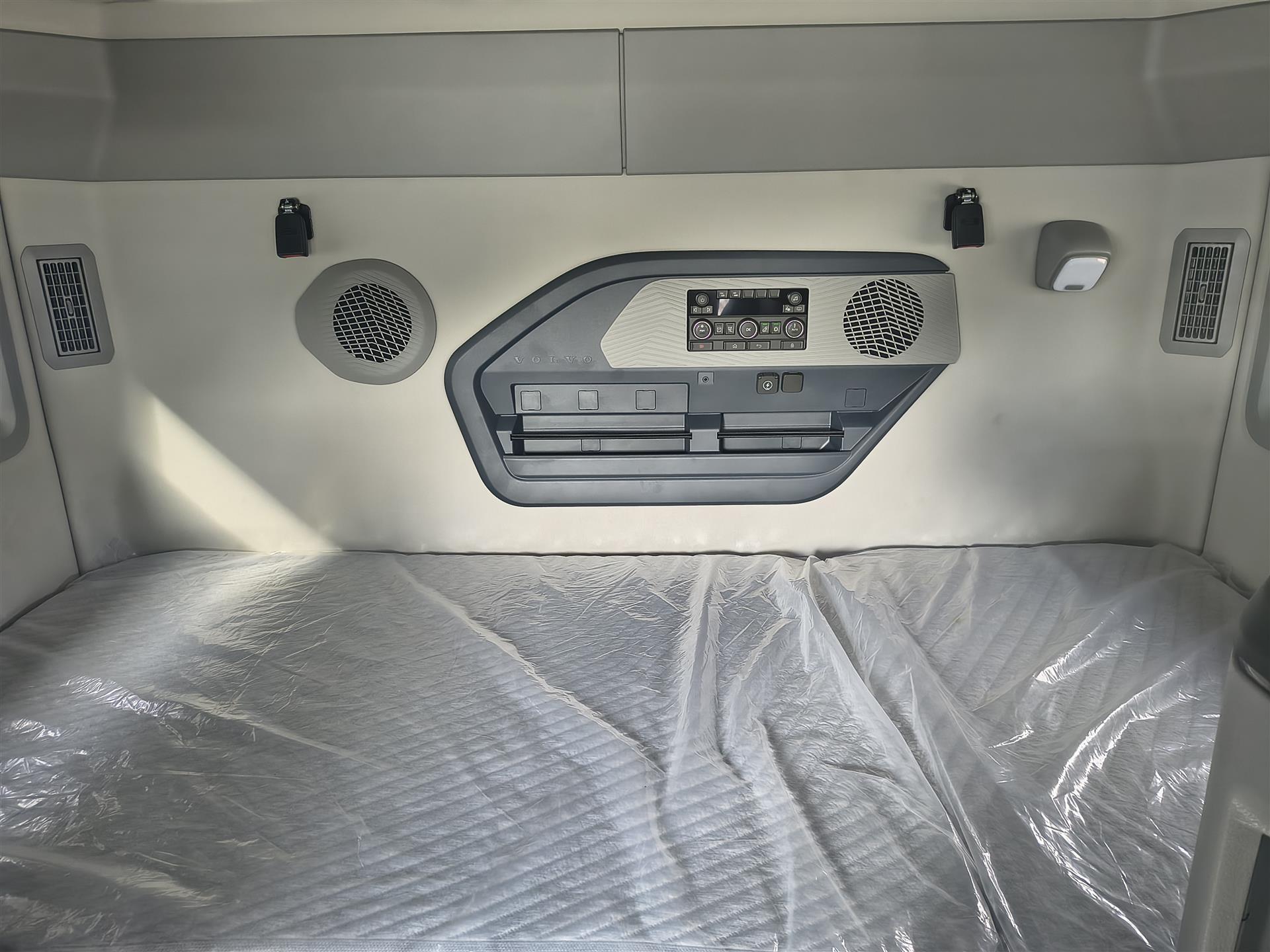 2026 Volvo - image 9