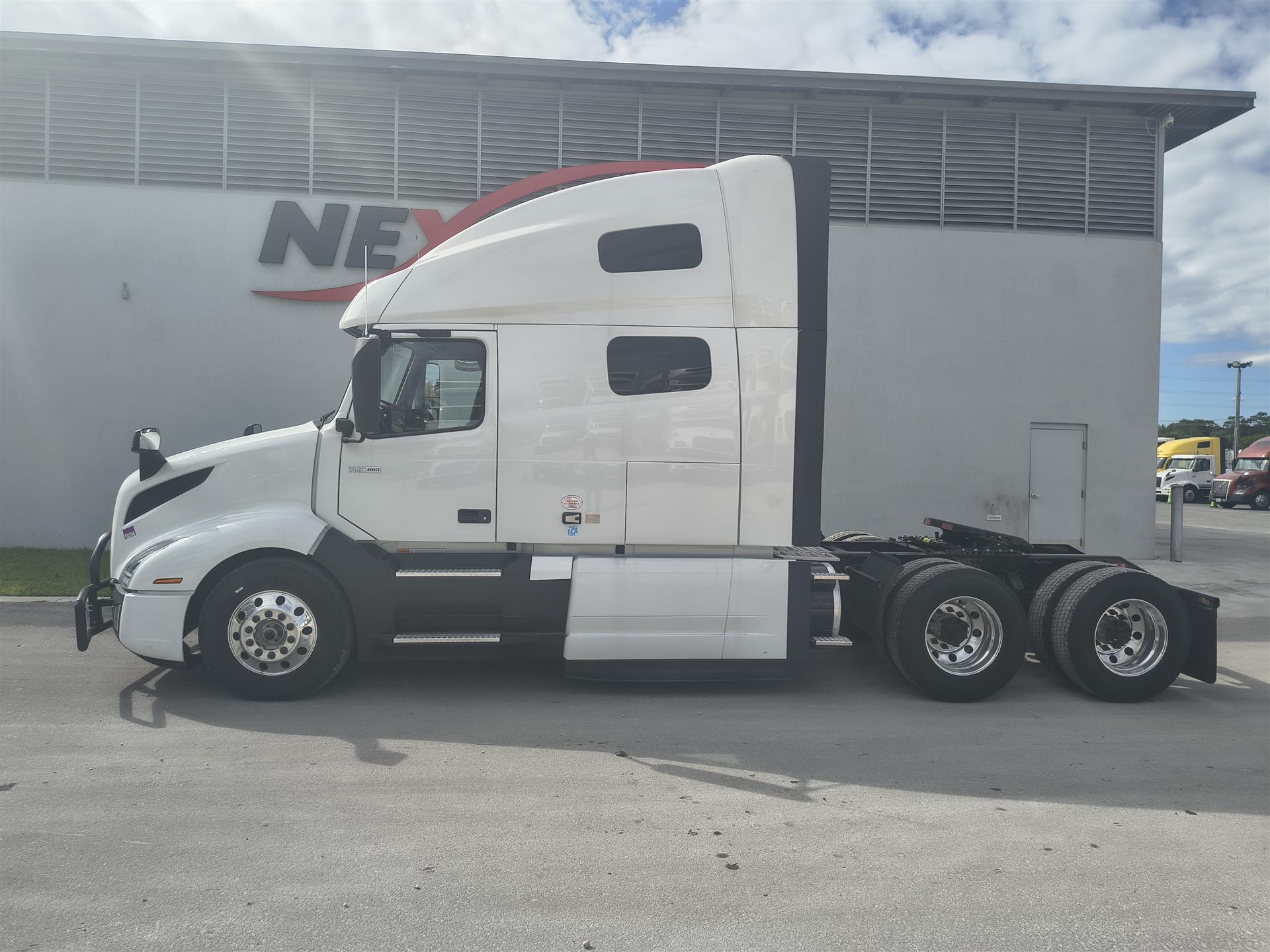 2025 Volvo - image 8