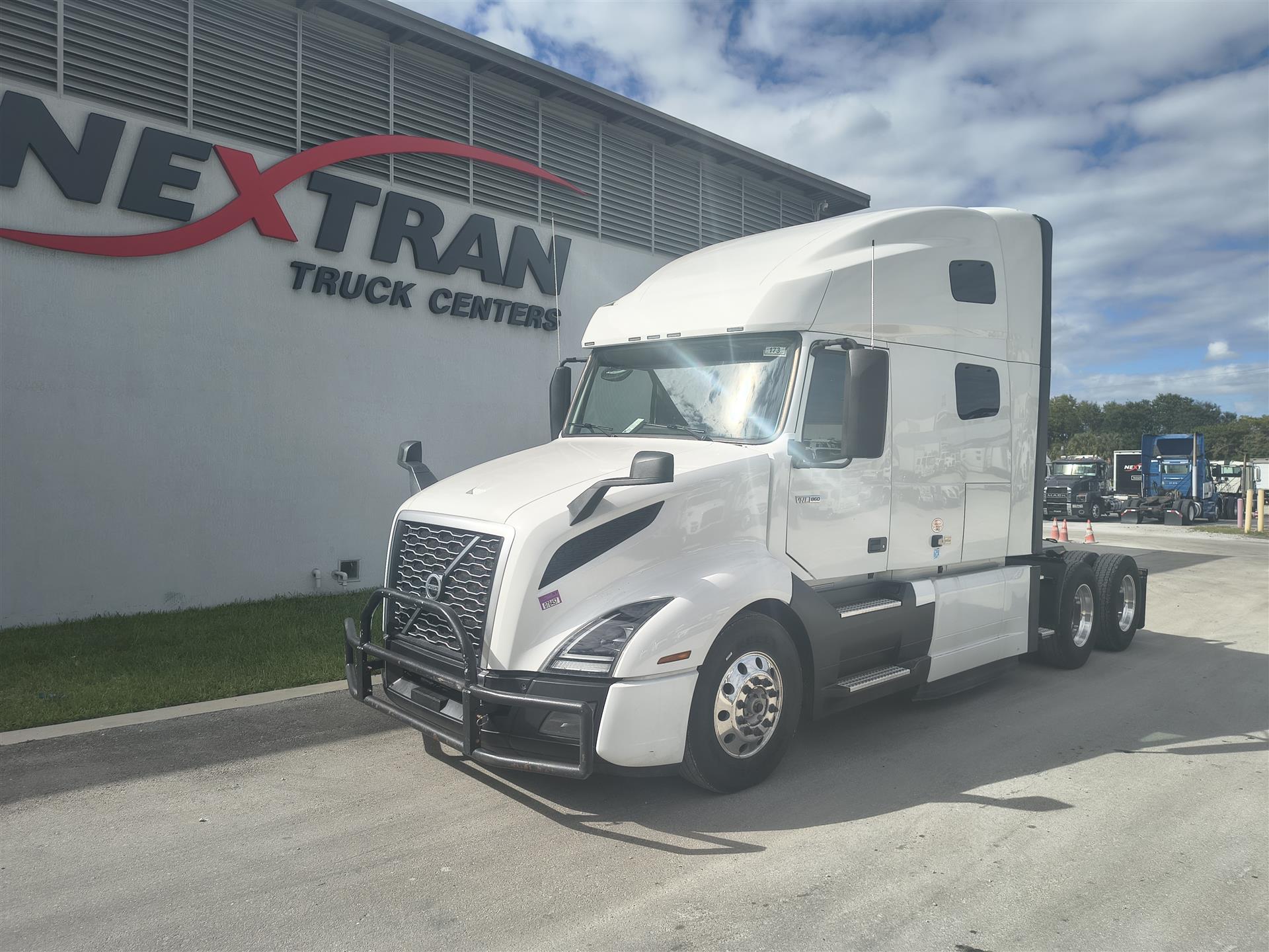 2025 Volvo VNL64T760