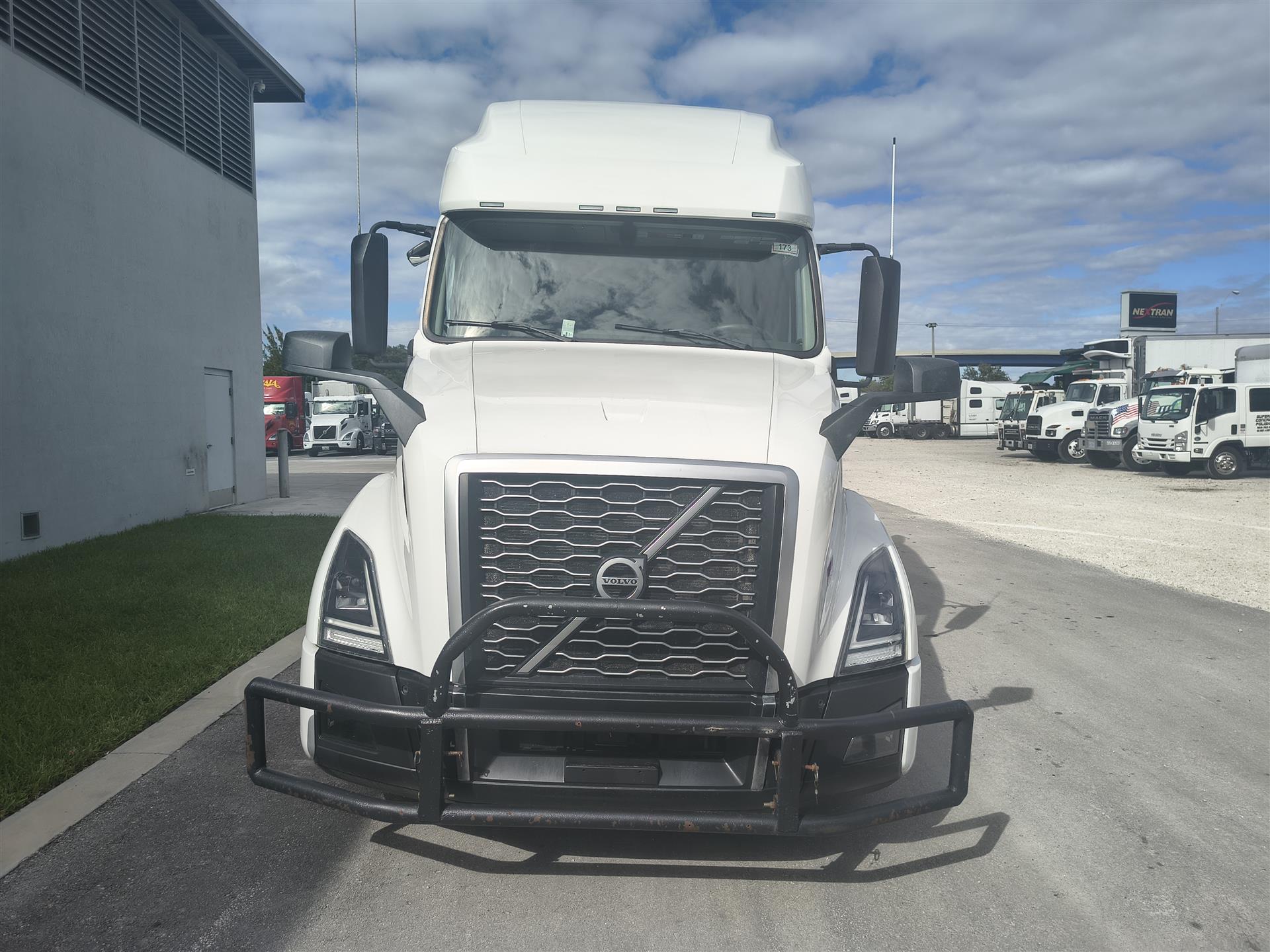 2025 Volvo - image 3