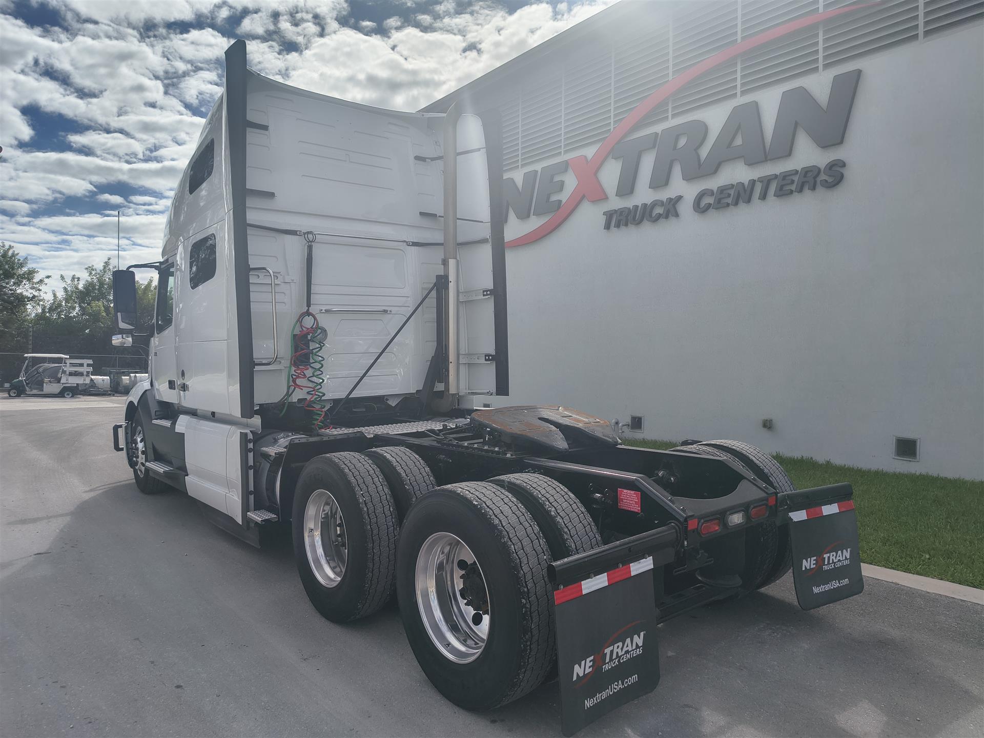 2025 Volvo - image 7