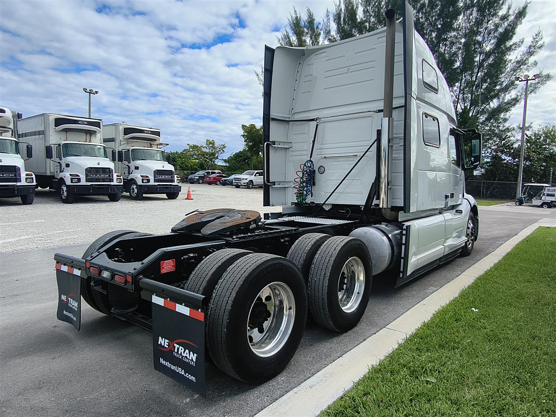 2024 Volvo - image 5