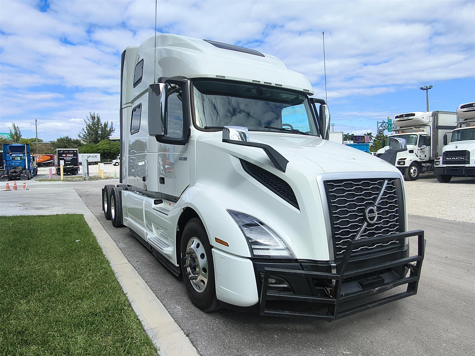 2024 Volvo - image 4