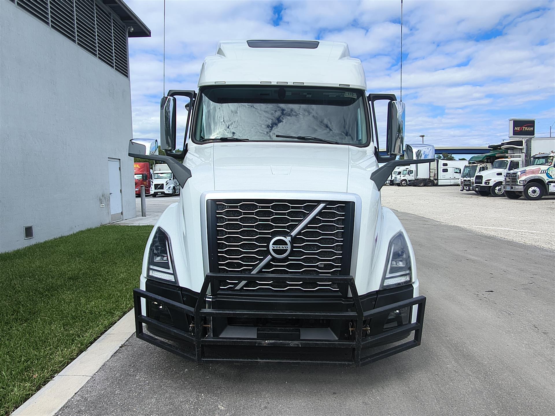 2024 Volvo - image 3