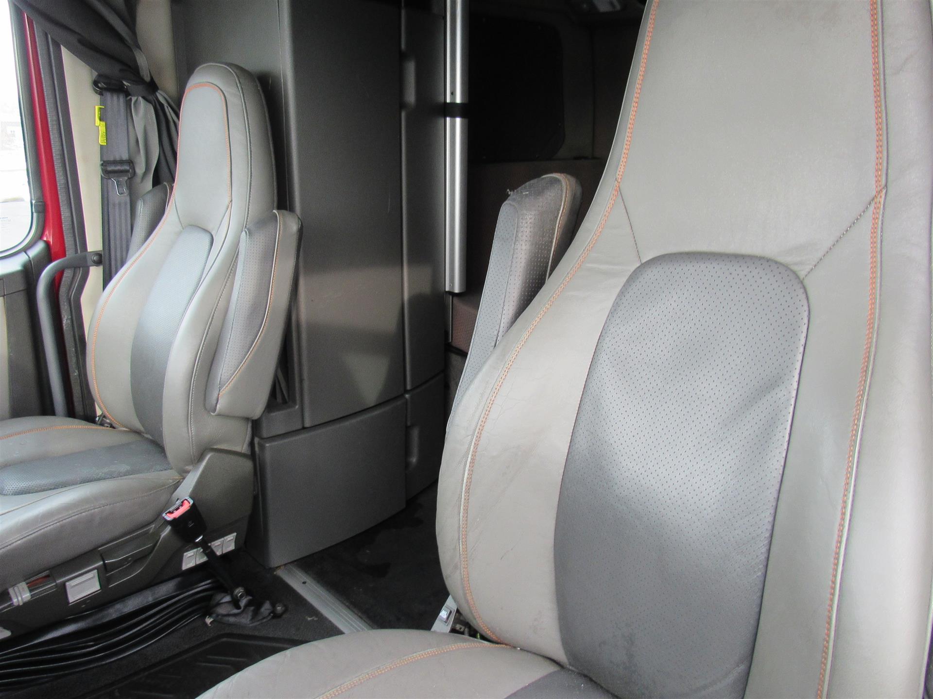 2021 Volvo - image 16