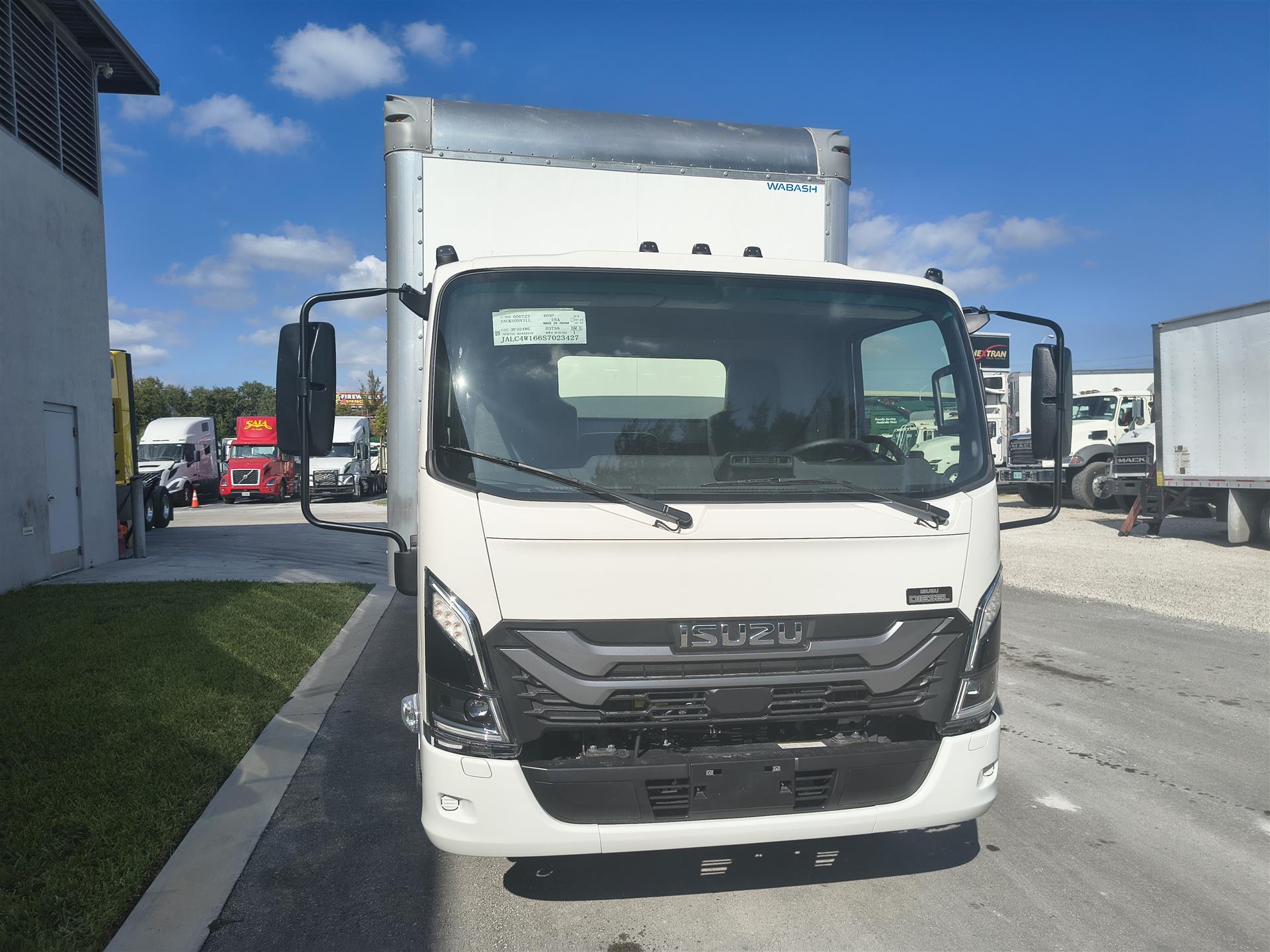 2025 Isuzu - image 2