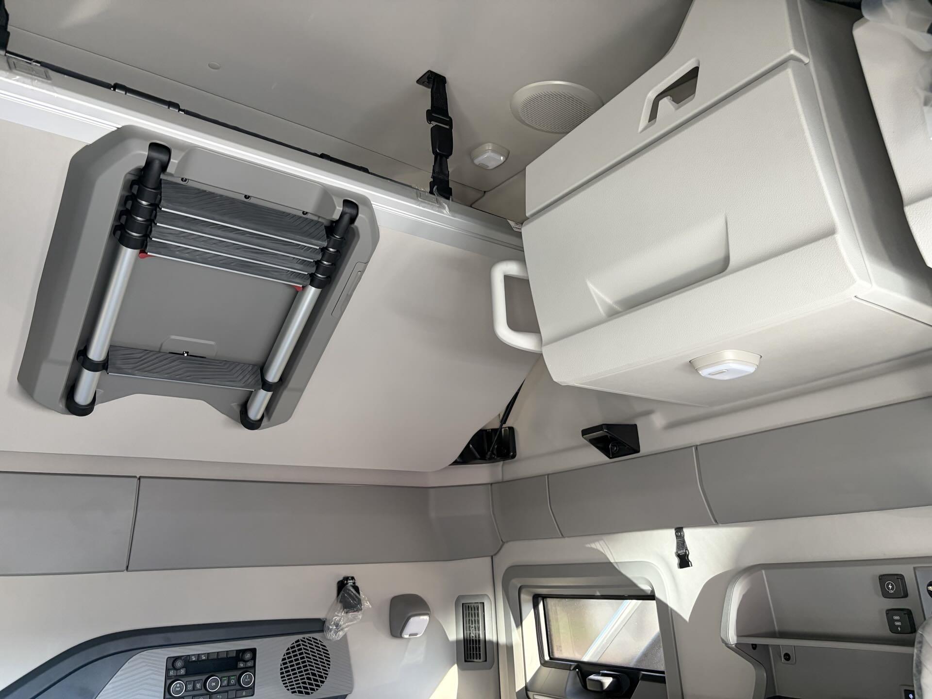 2026 Volvo - image 19