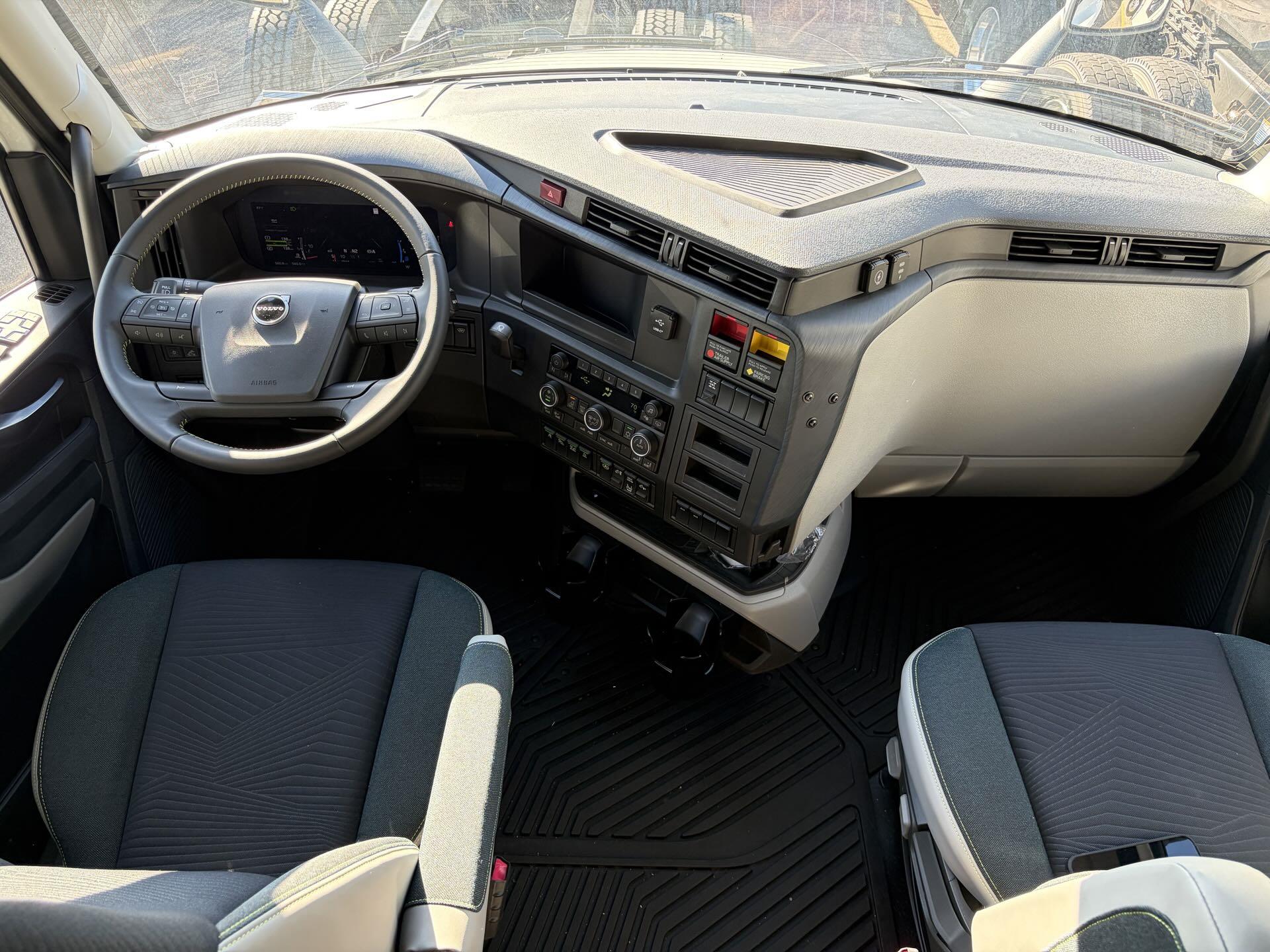 2026 Volvo - image 15