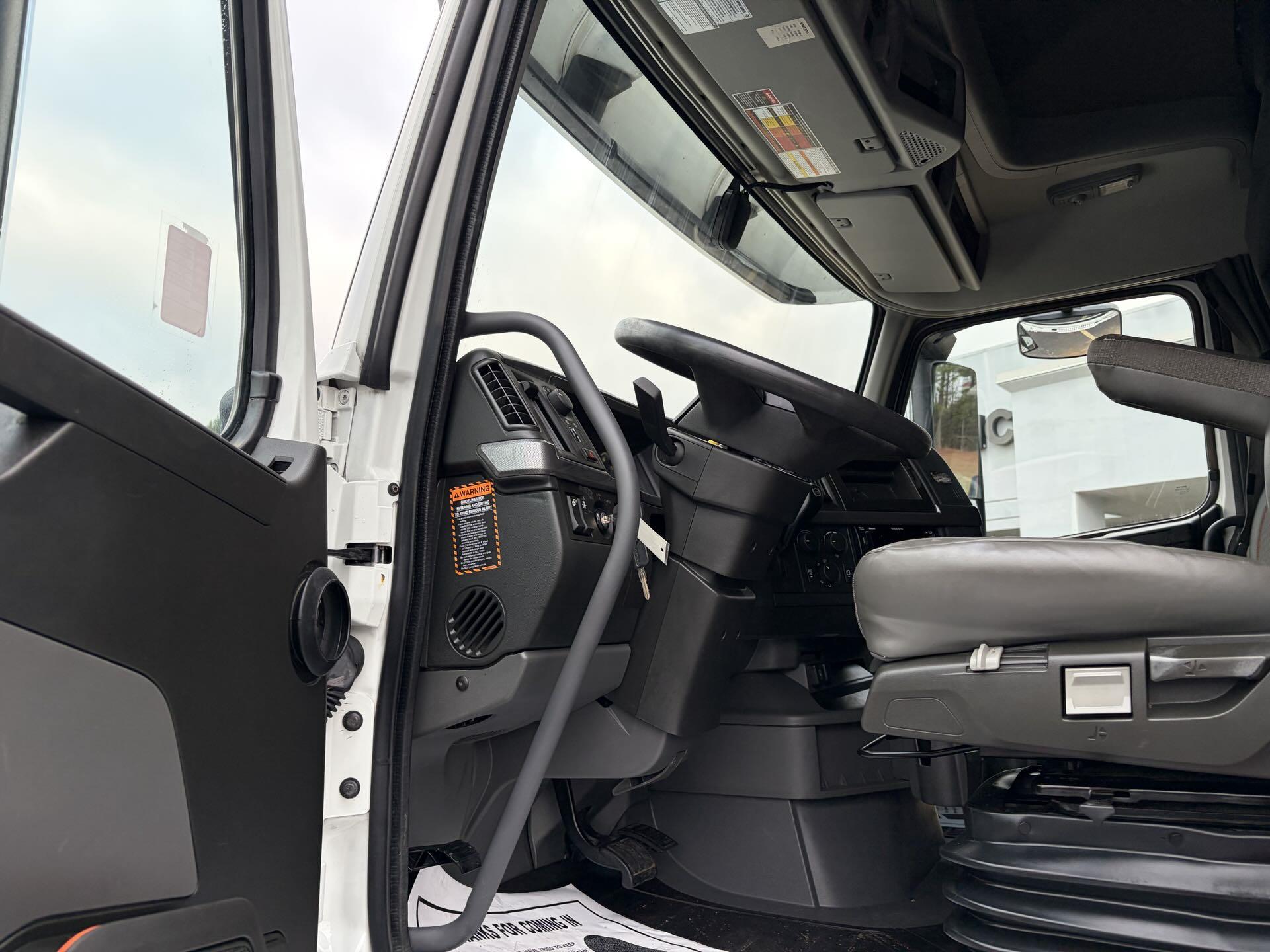 2022 Volvo - image 12