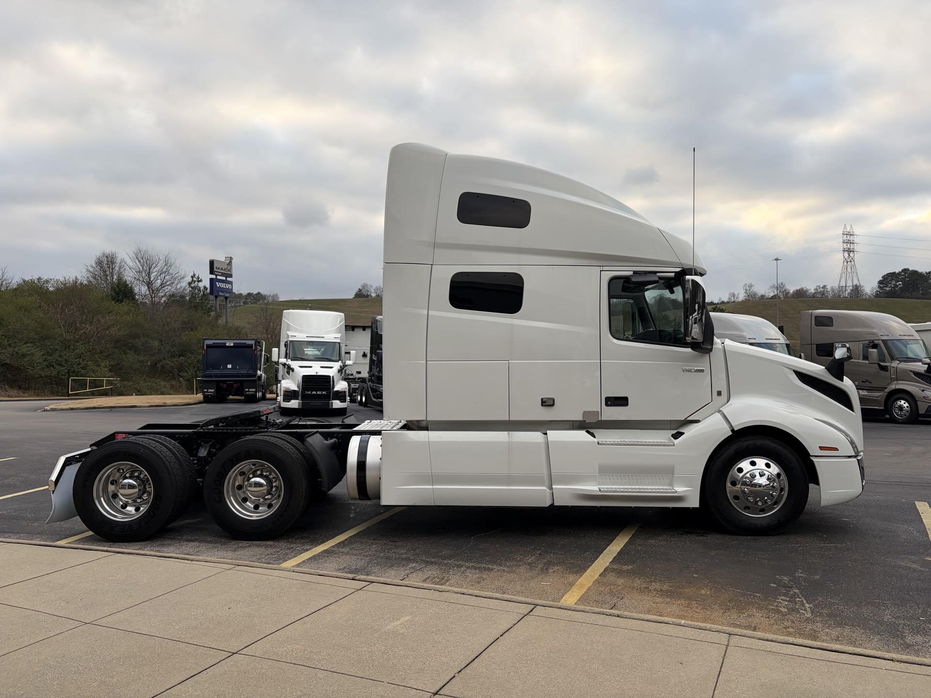 2022 Volvo - image 5