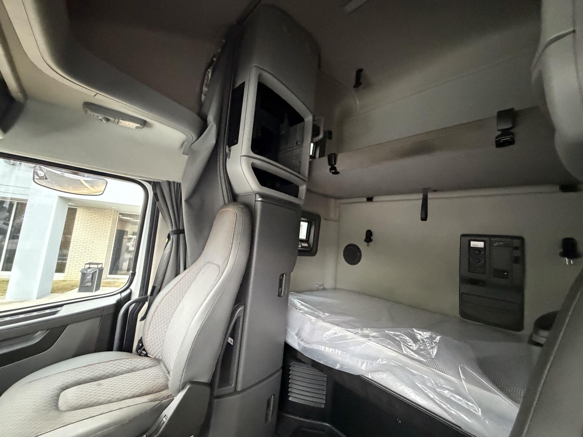 2022 Volvo - image 18