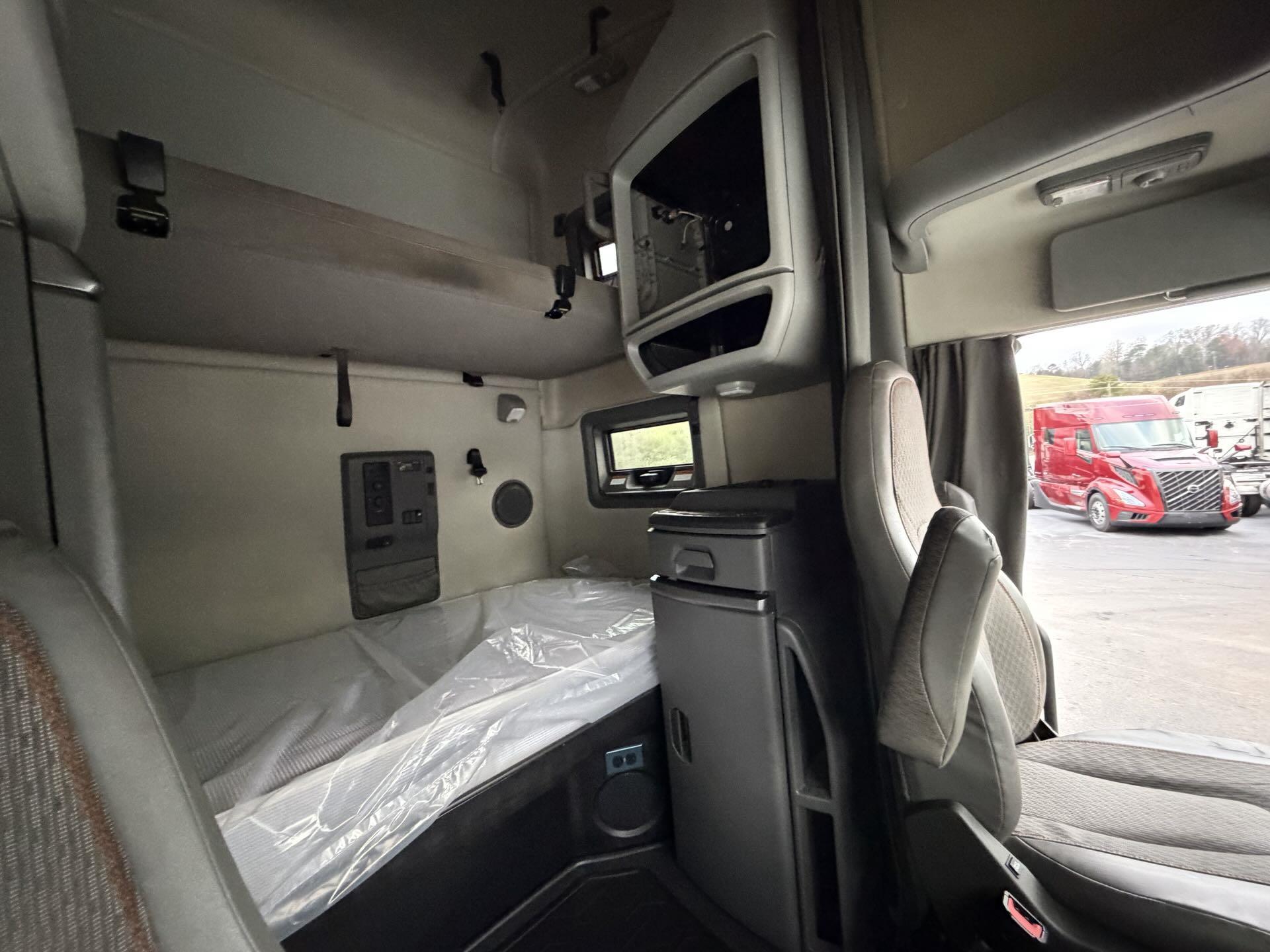 2022 Volvo - image 17