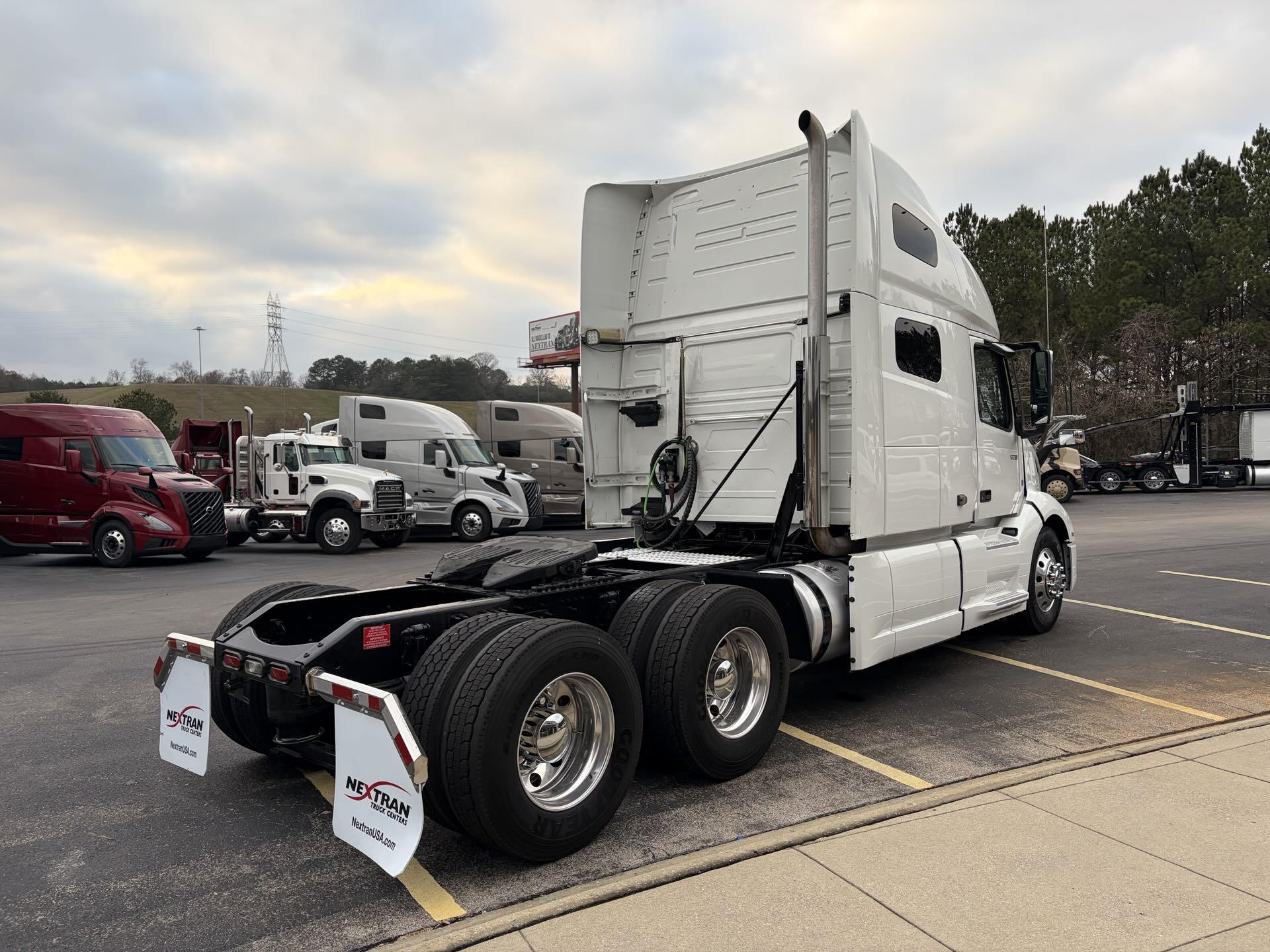 2022 Volvo - image 6