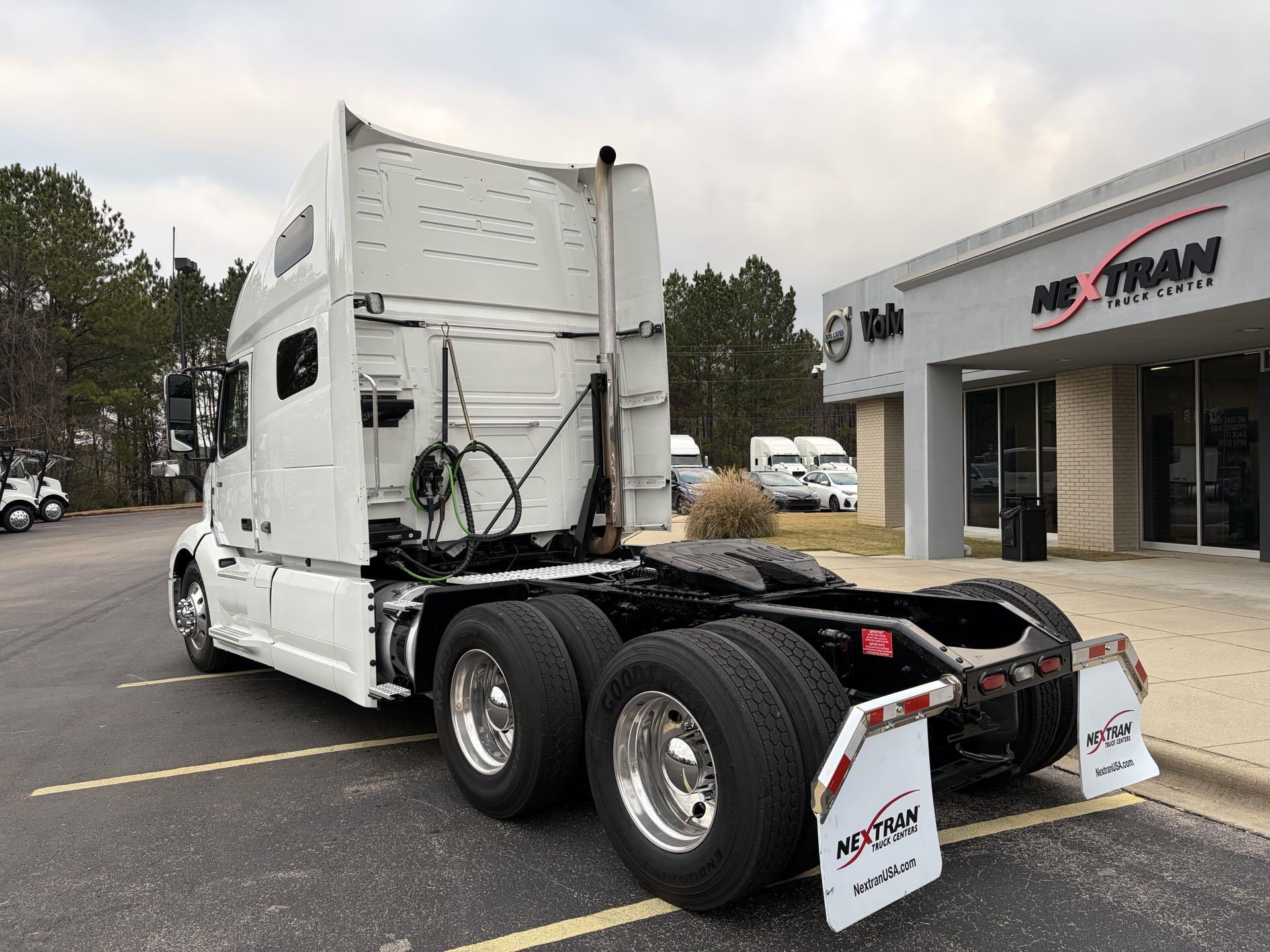 2022 Volvo - image 7