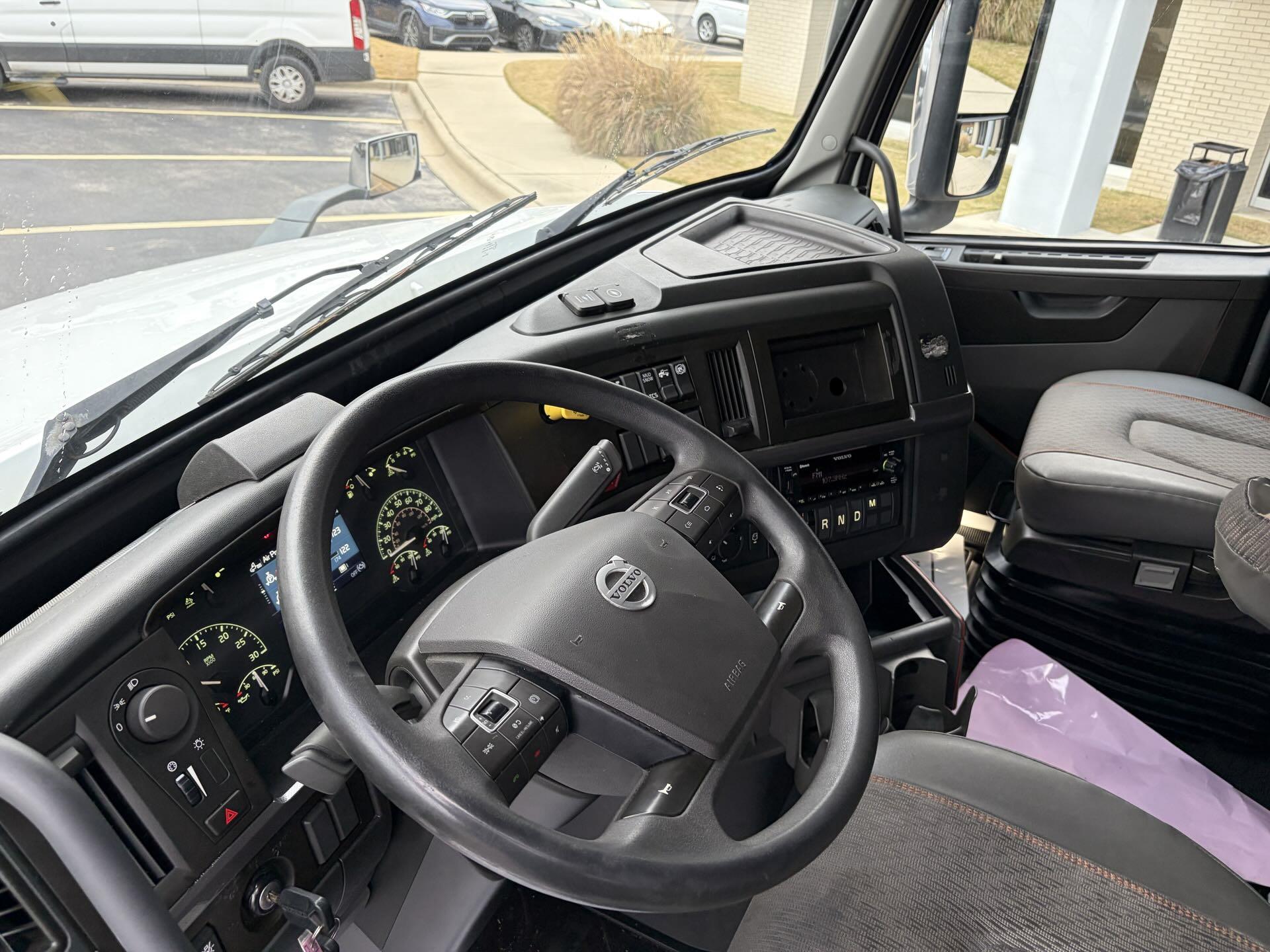 2022 Volvo - image 13