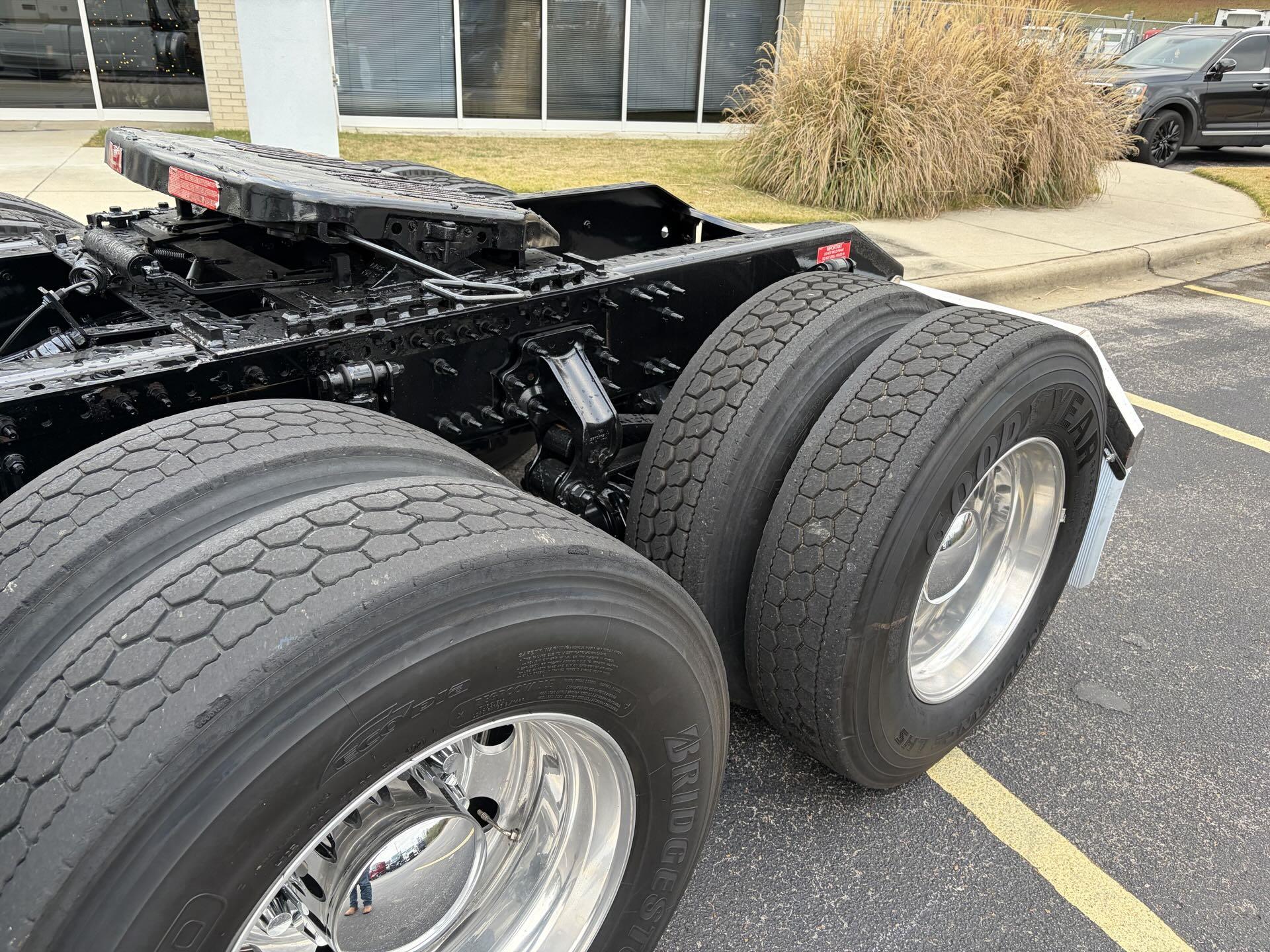 2022 Volvo - image 8