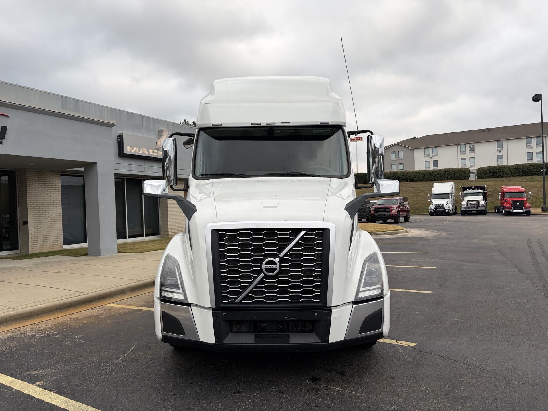 2022 Volvo - image 2