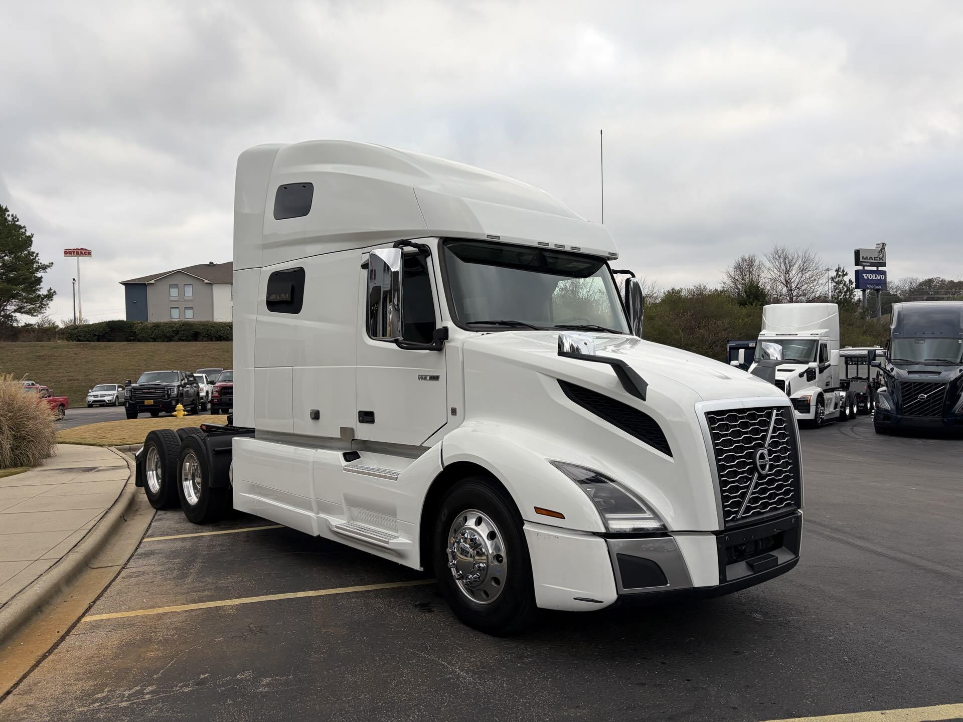 2022 Volvo - image 3