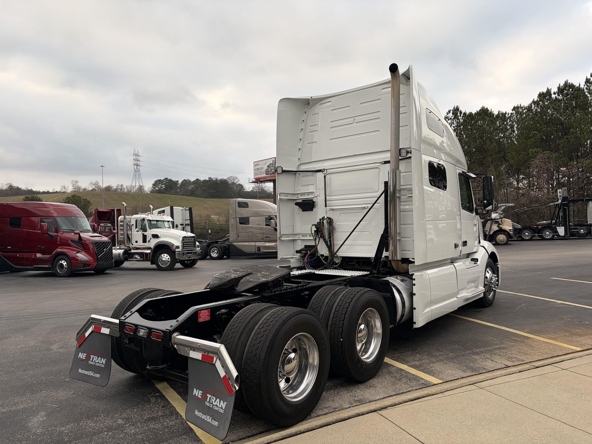 2022 Volvo - image 5