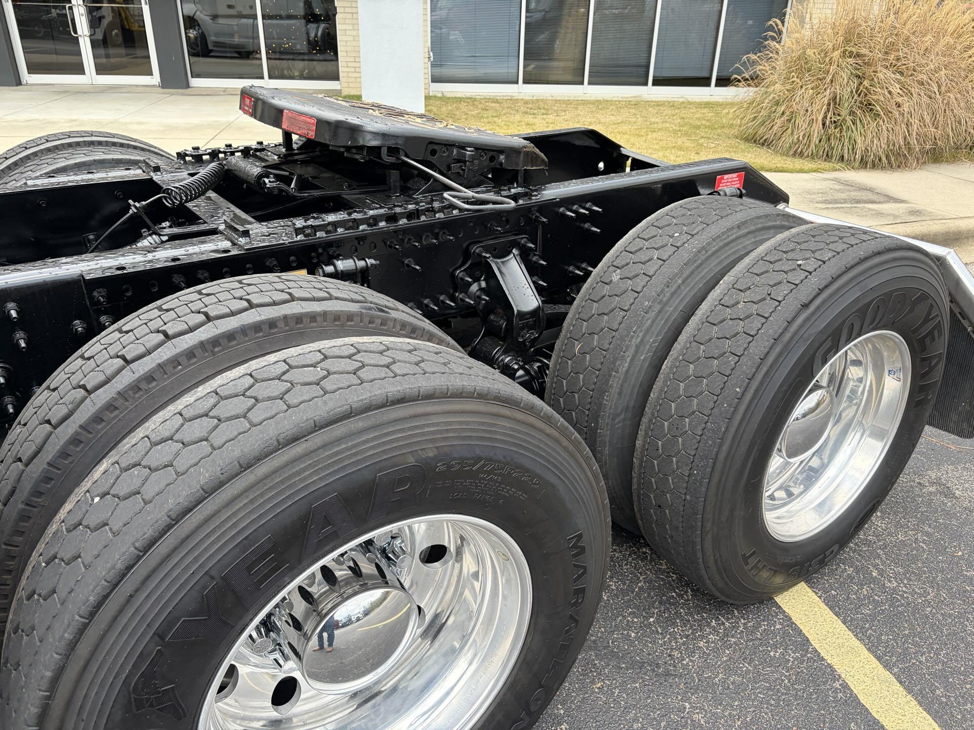 2022 Volvo - image 8