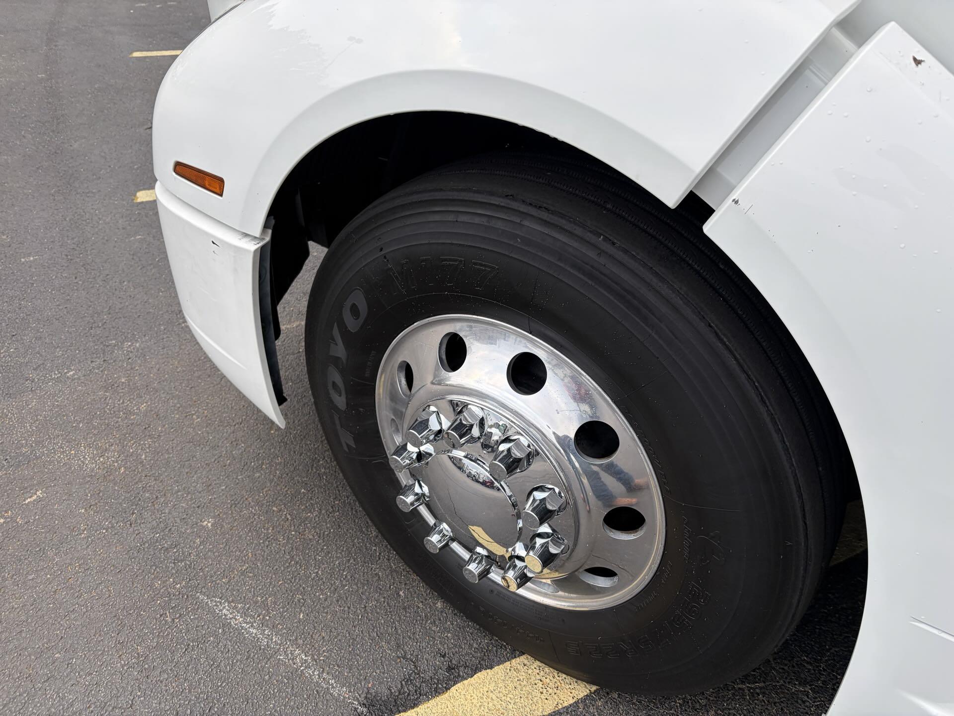 2022 Volvo - image 9