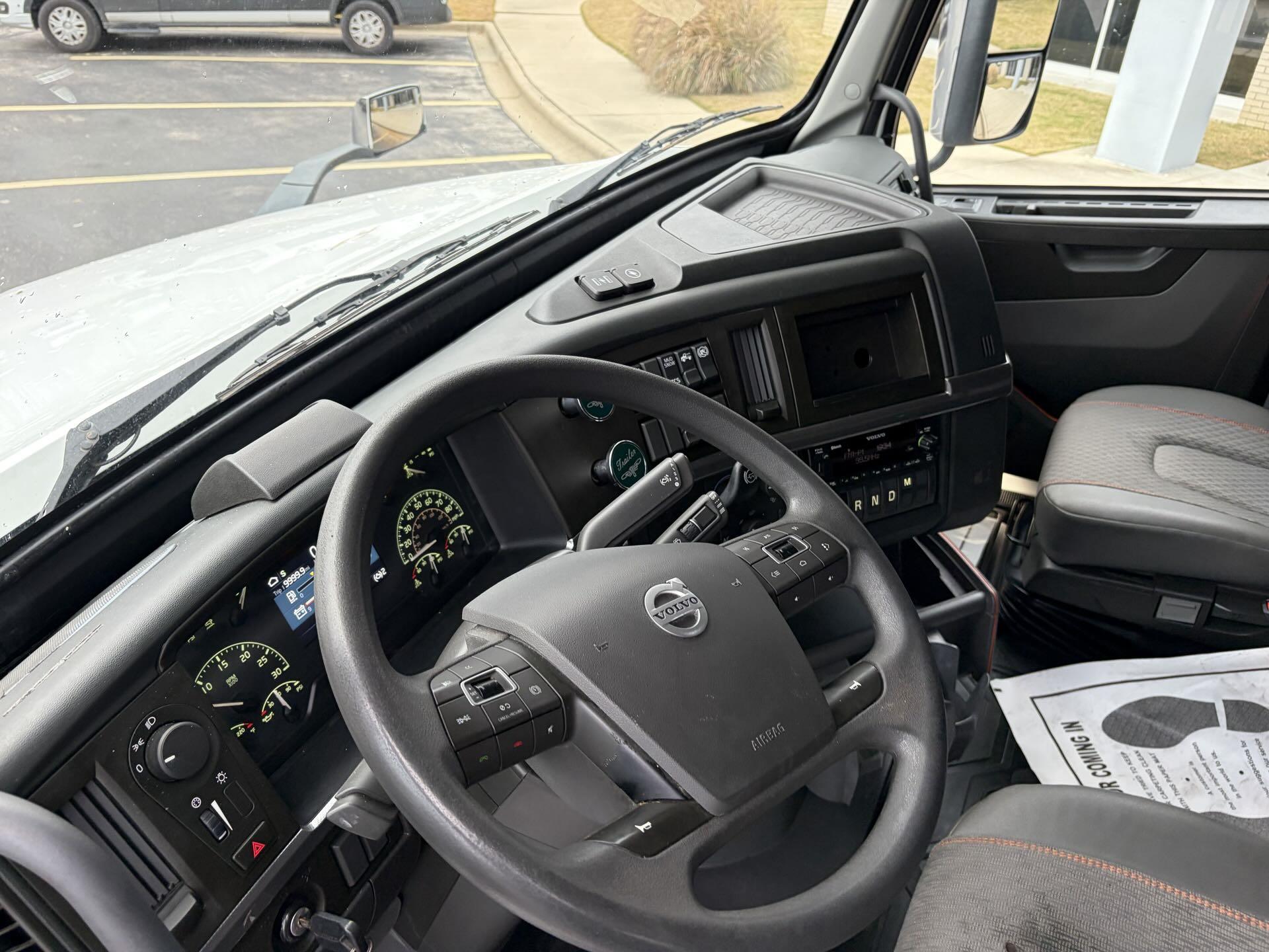 2022 Volvo - image 13