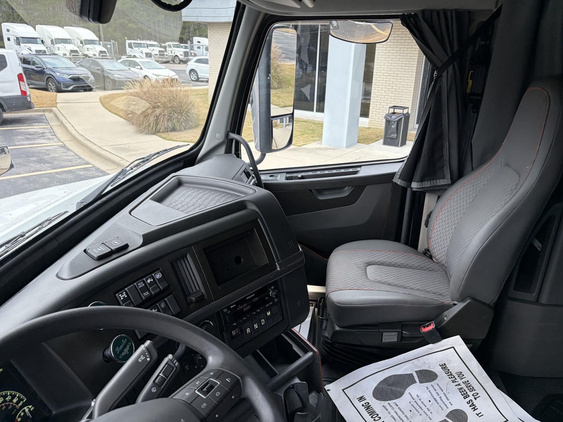 2022 Volvo - image 14