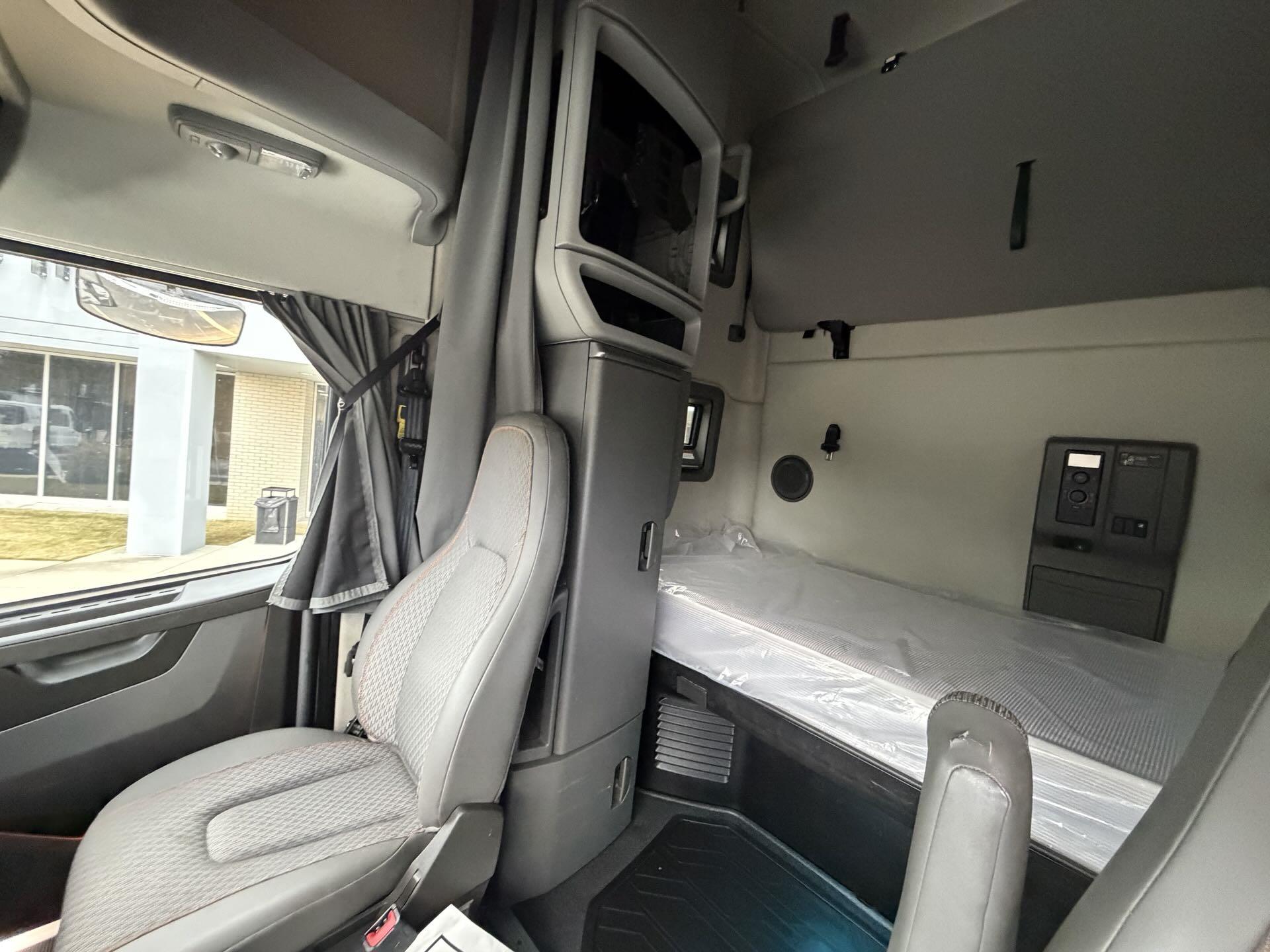 2022 Volvo - image 15