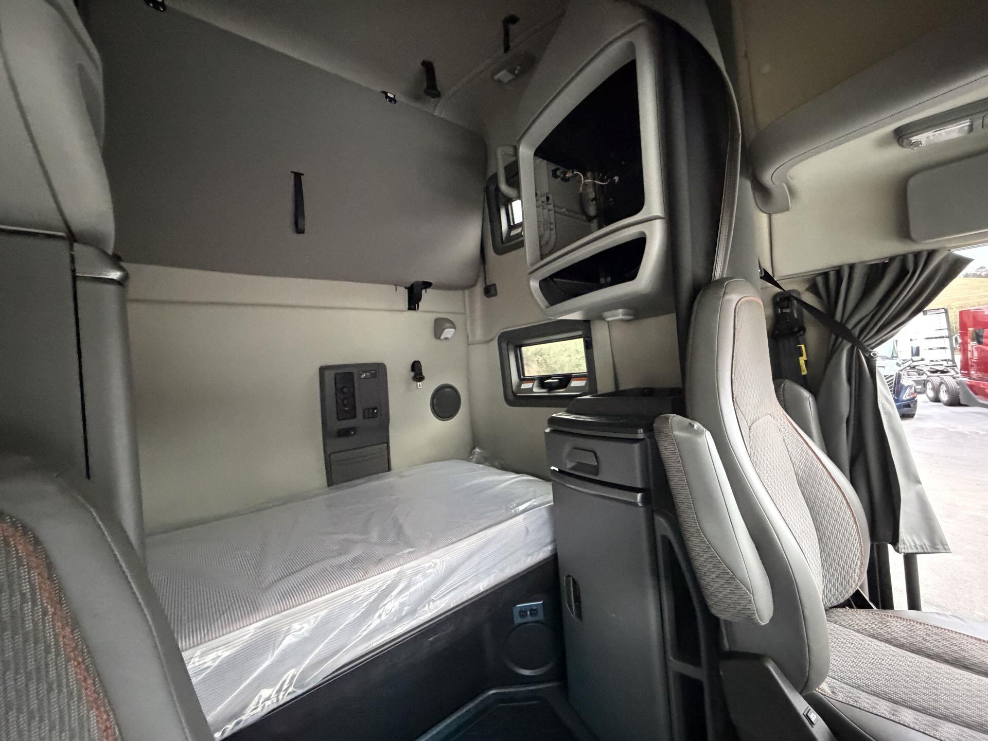 2022 Volvo - image 18