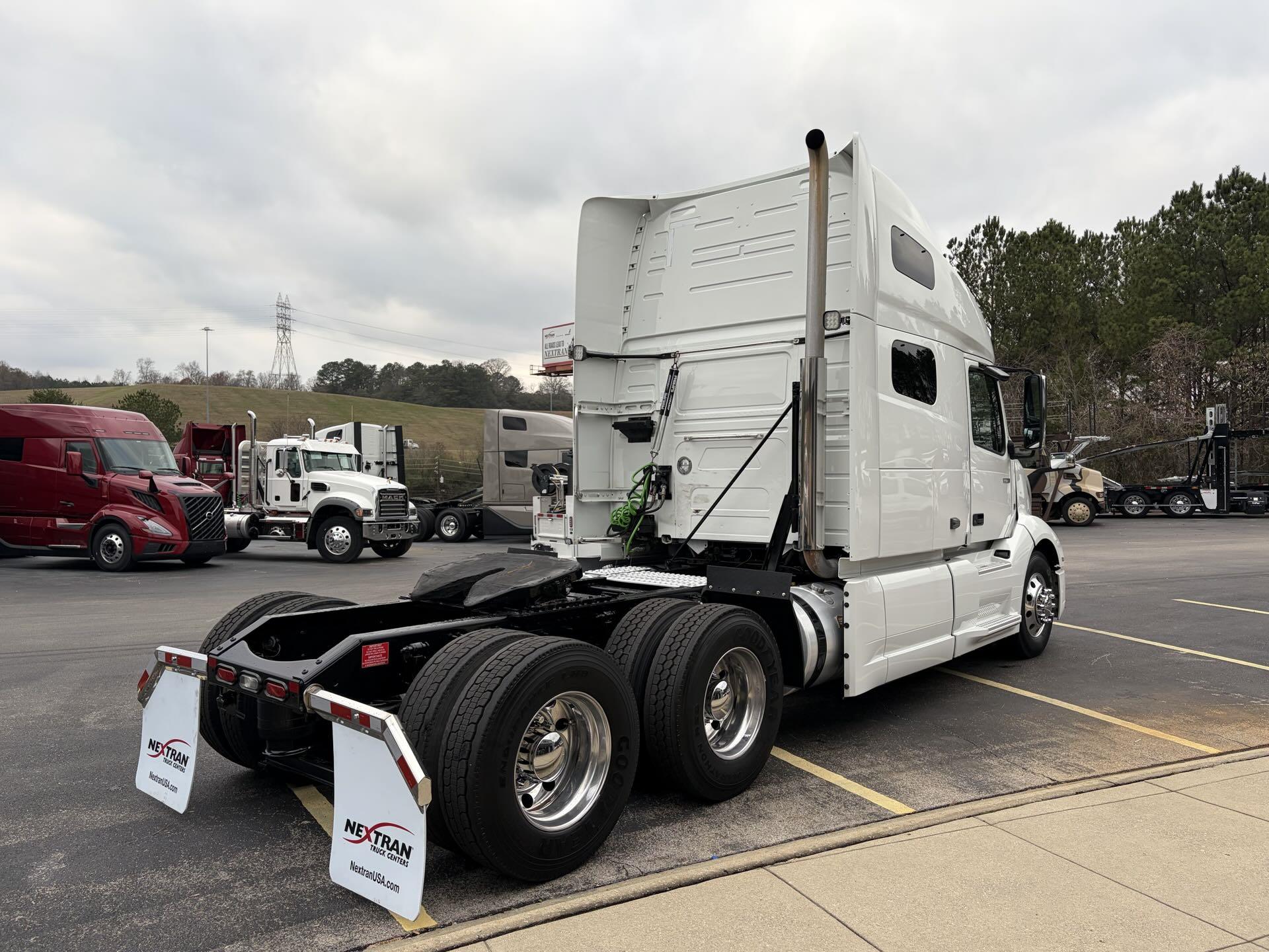 2022 Volvo - image 6