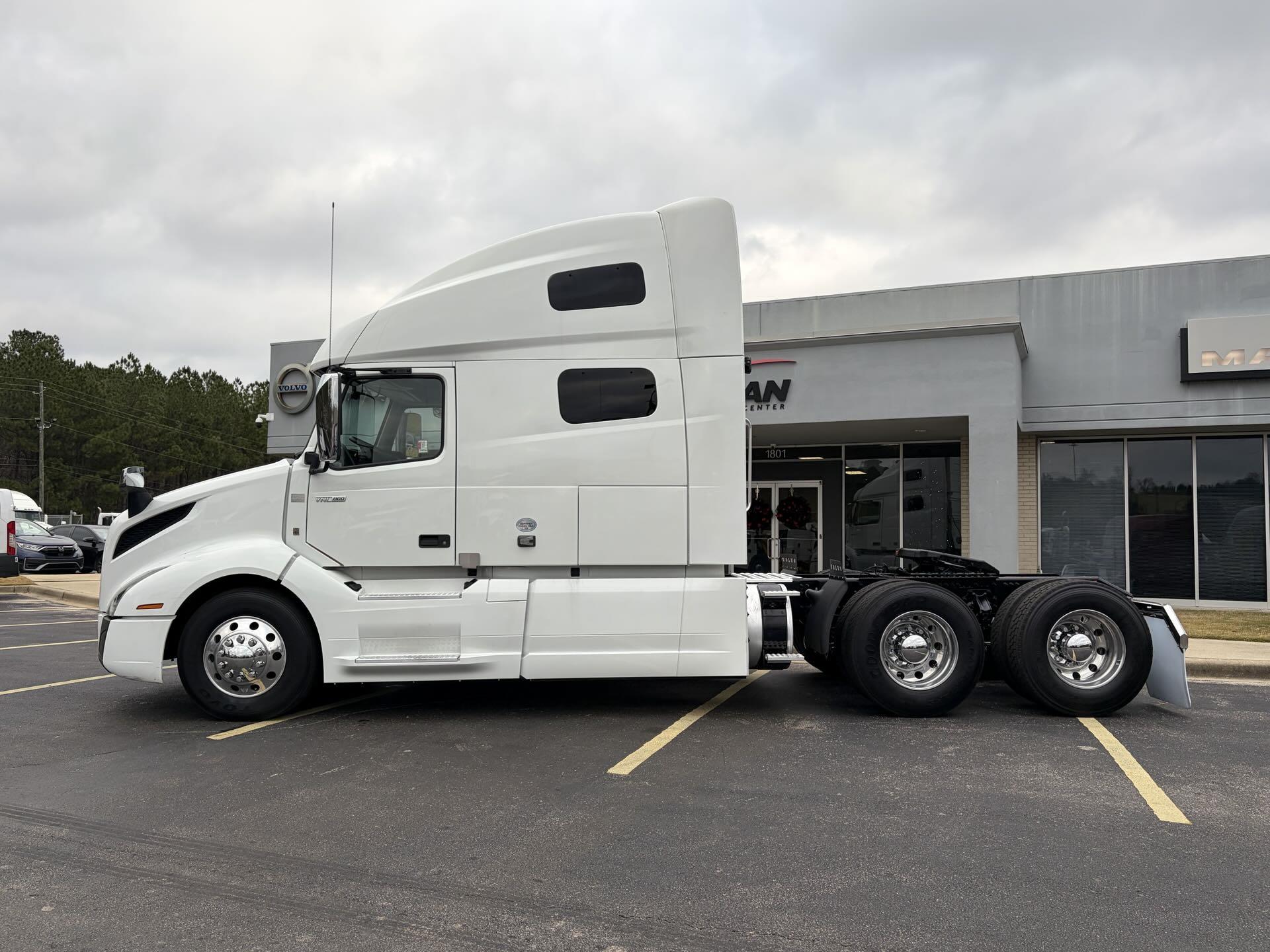 2022 Volvo - image 8