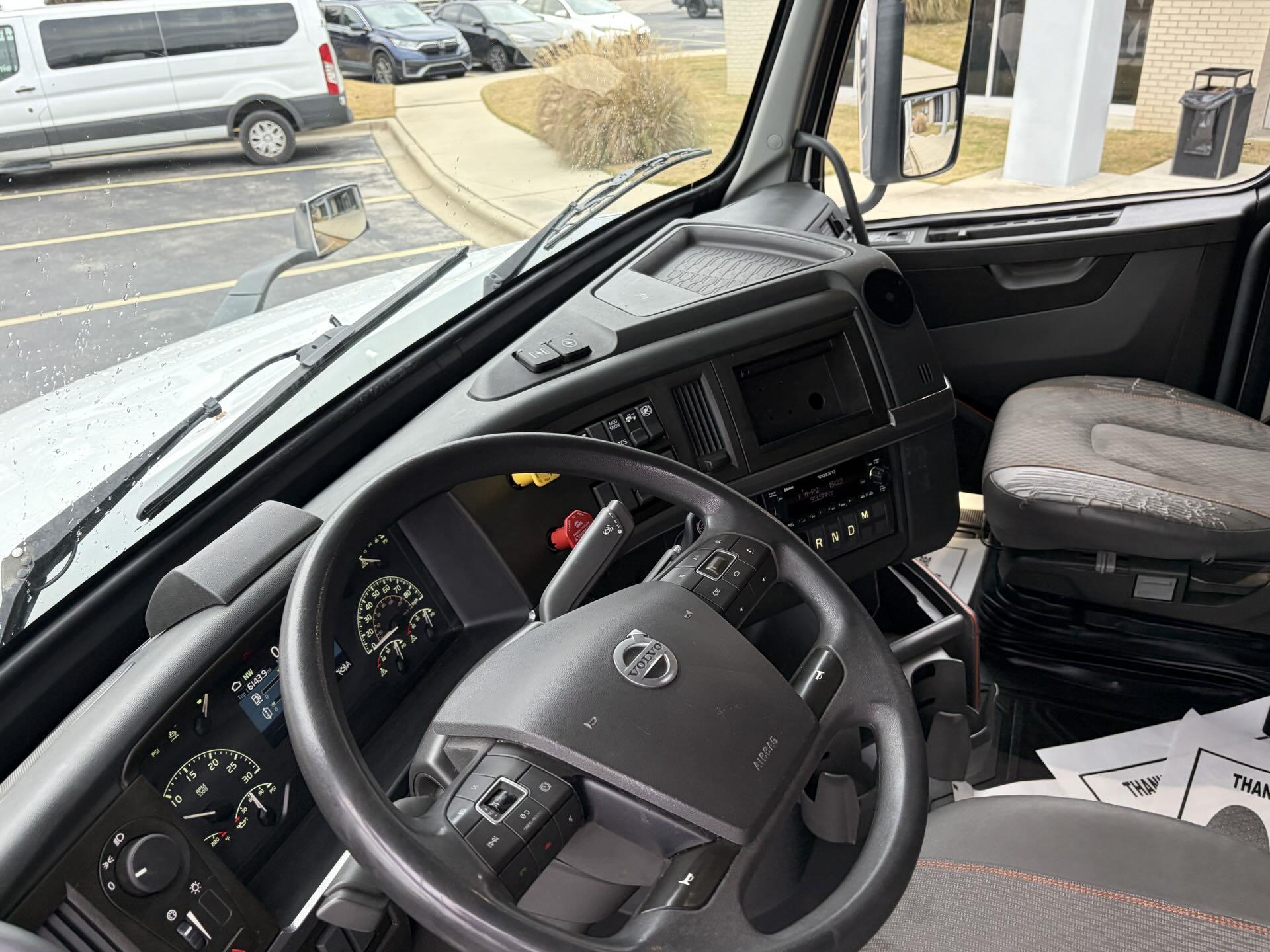 2022 Volvo - image 15