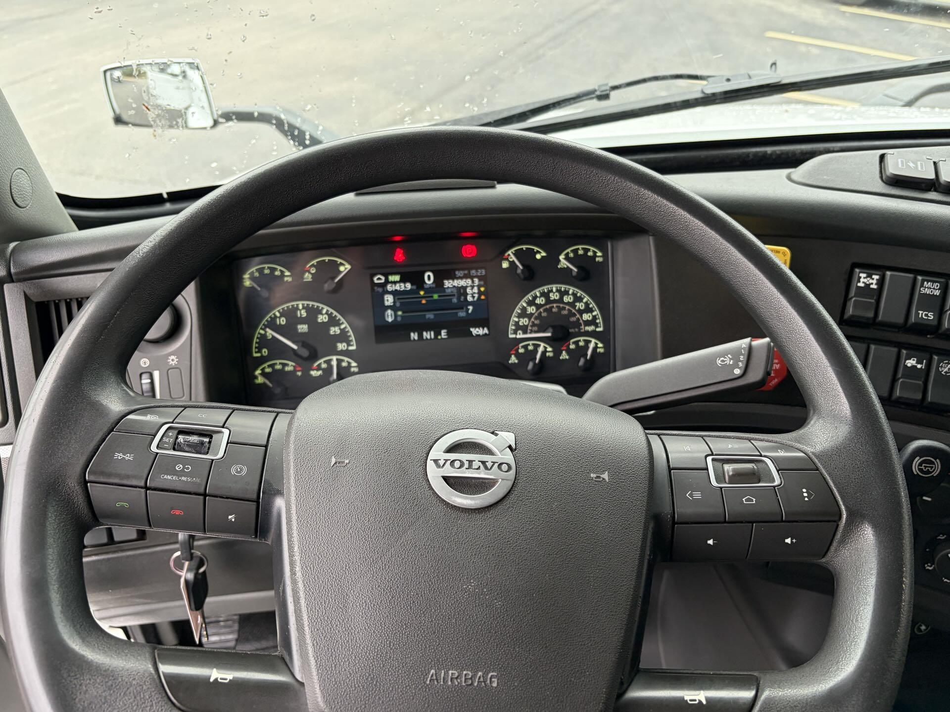 2022 Volvo - image 17