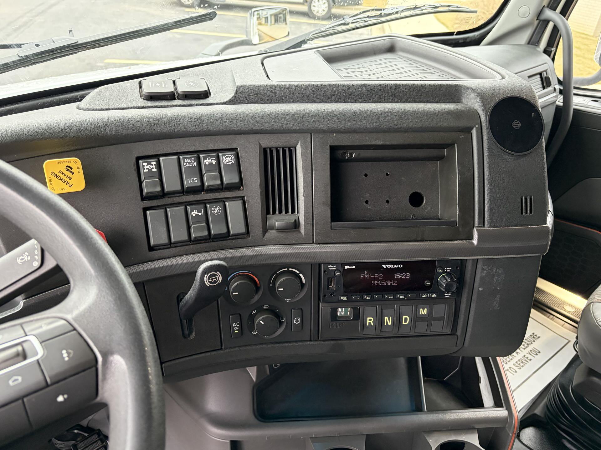 2022 Volvo - image 16