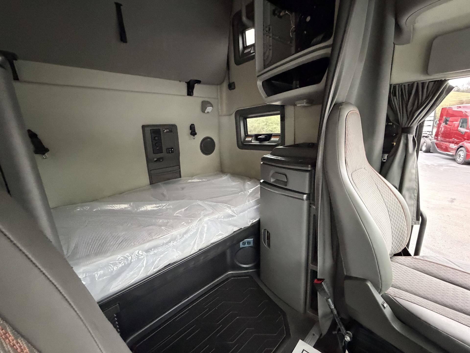 2022 Volvo - image 18