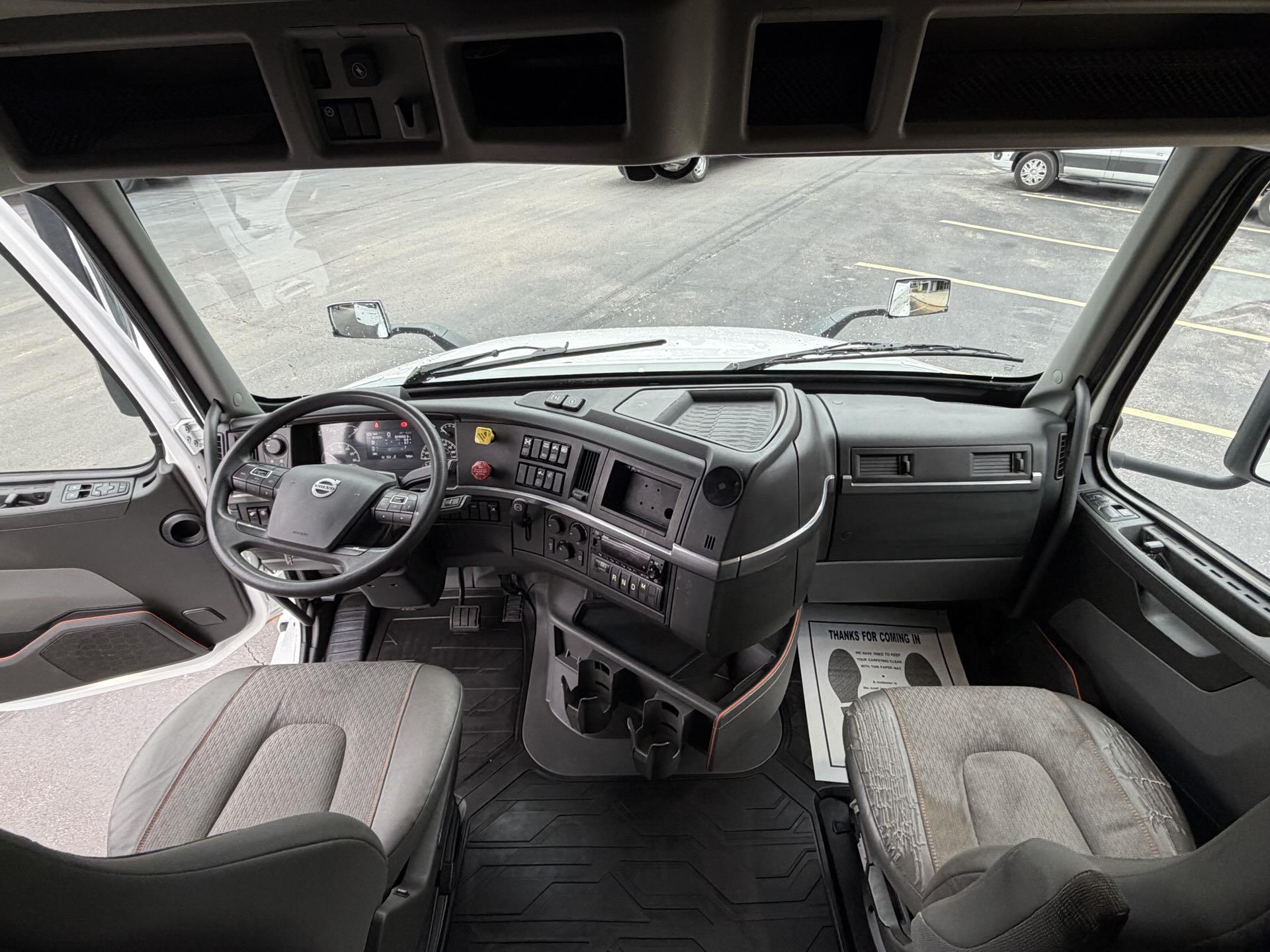 2022 Volvo - image 21