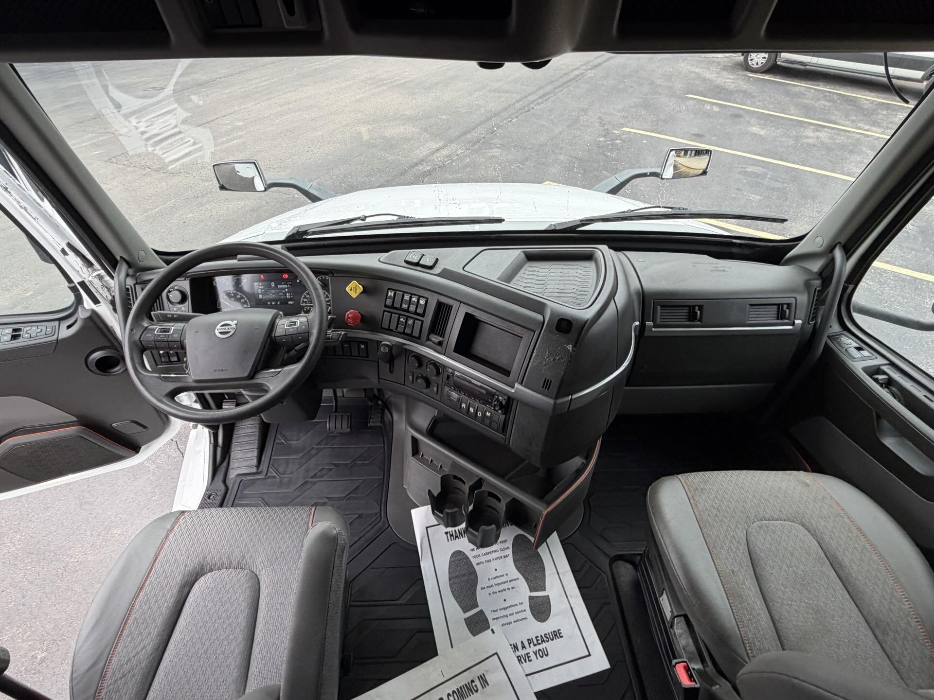 2022 Volvo - image 17