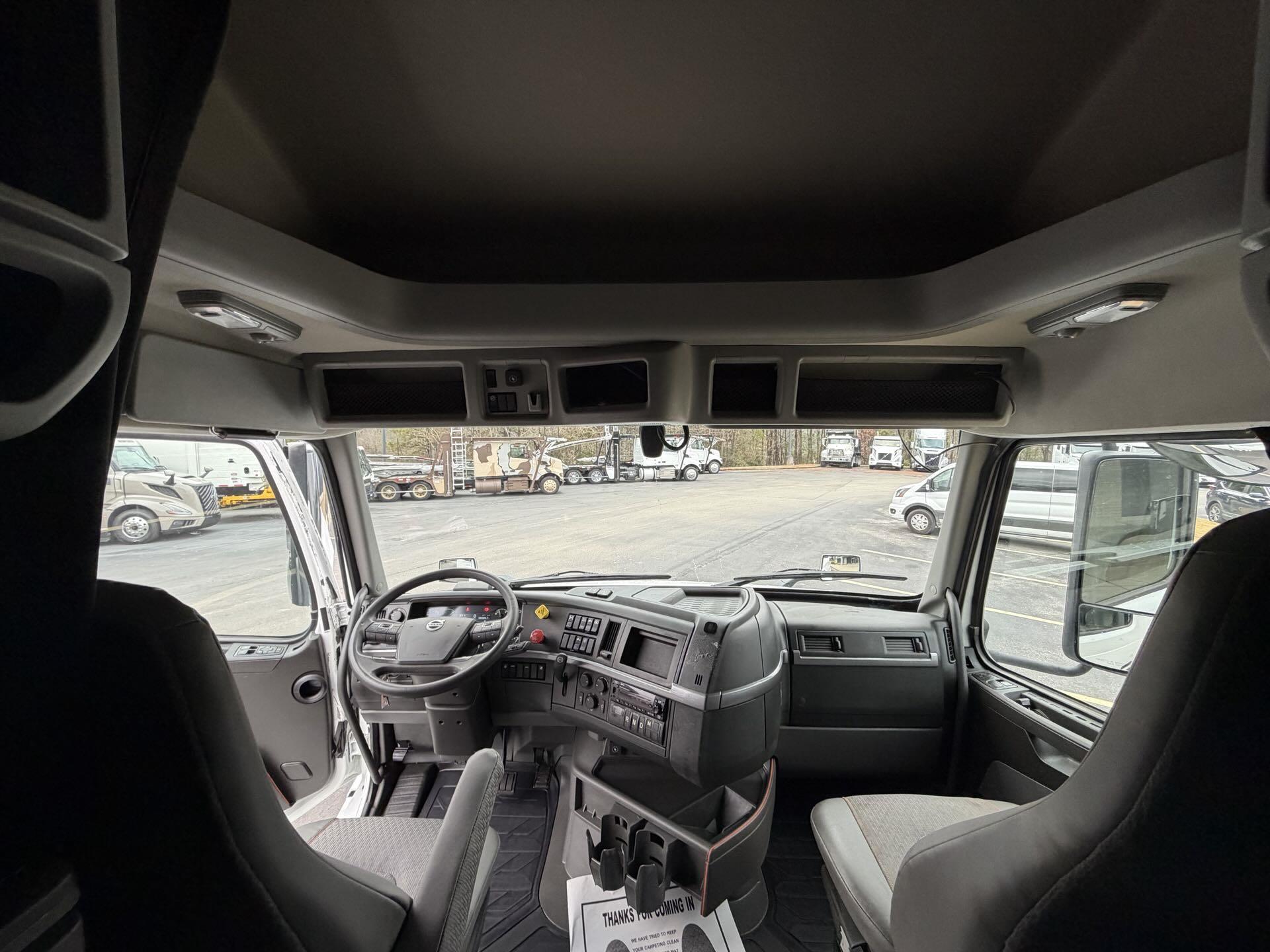 2022 Volvo - image 21