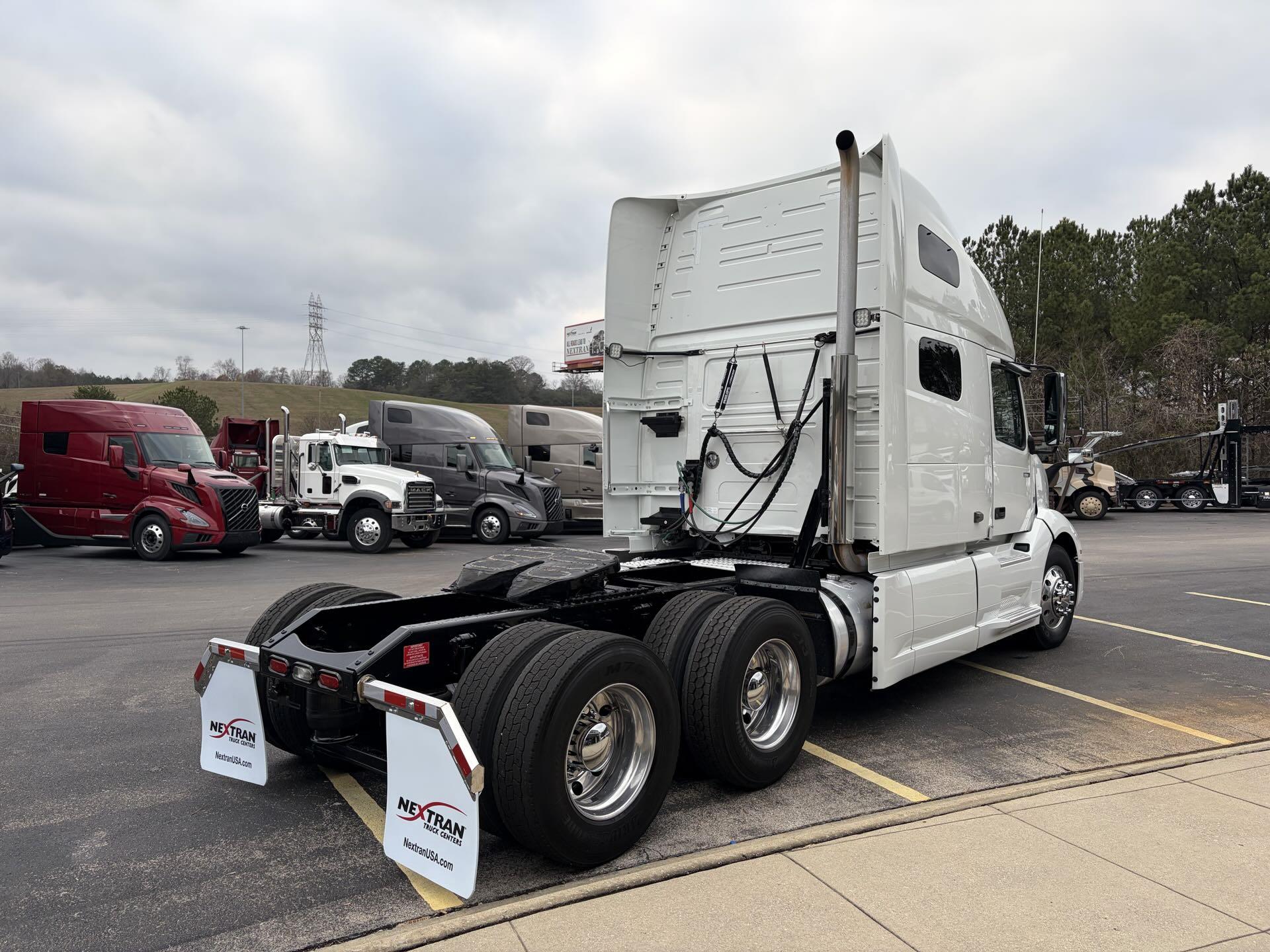 2022 Volvo - image 6