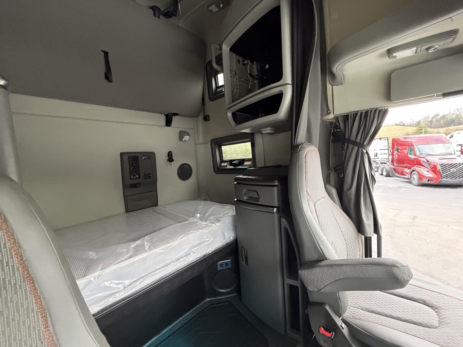 2022 Volvo - image 19