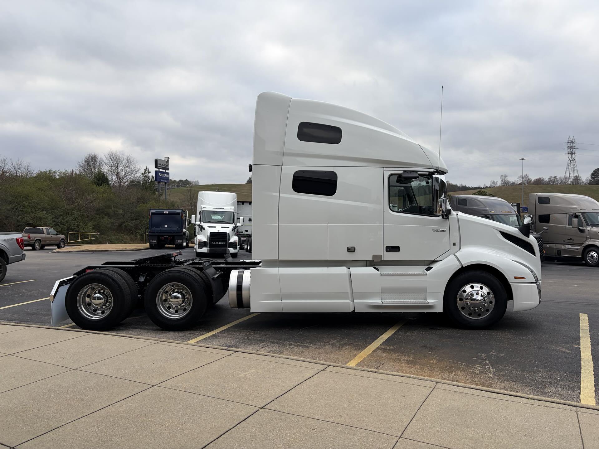 2022 Volvo - image 5