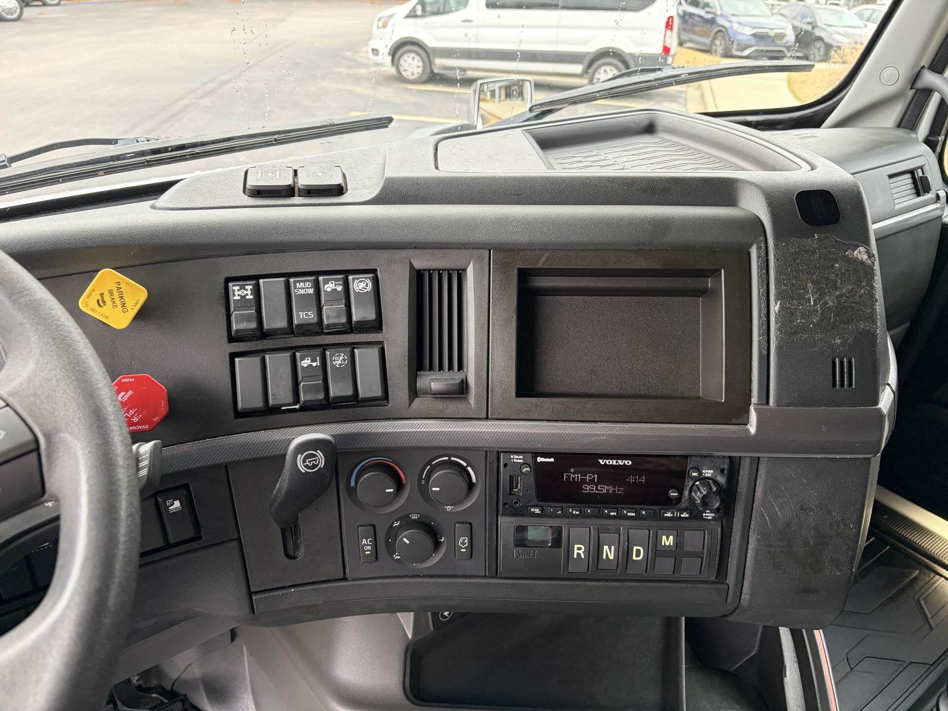 2022 Volvo - image 16