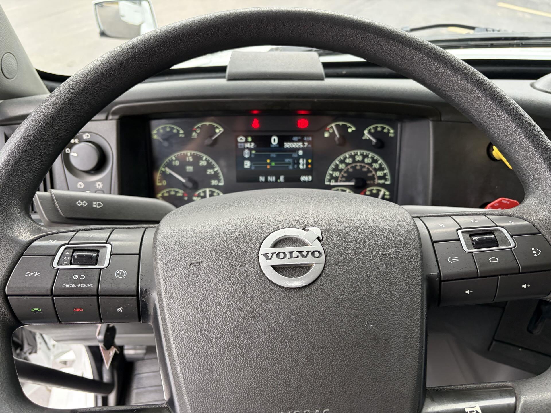 2022 Volvo - image 15