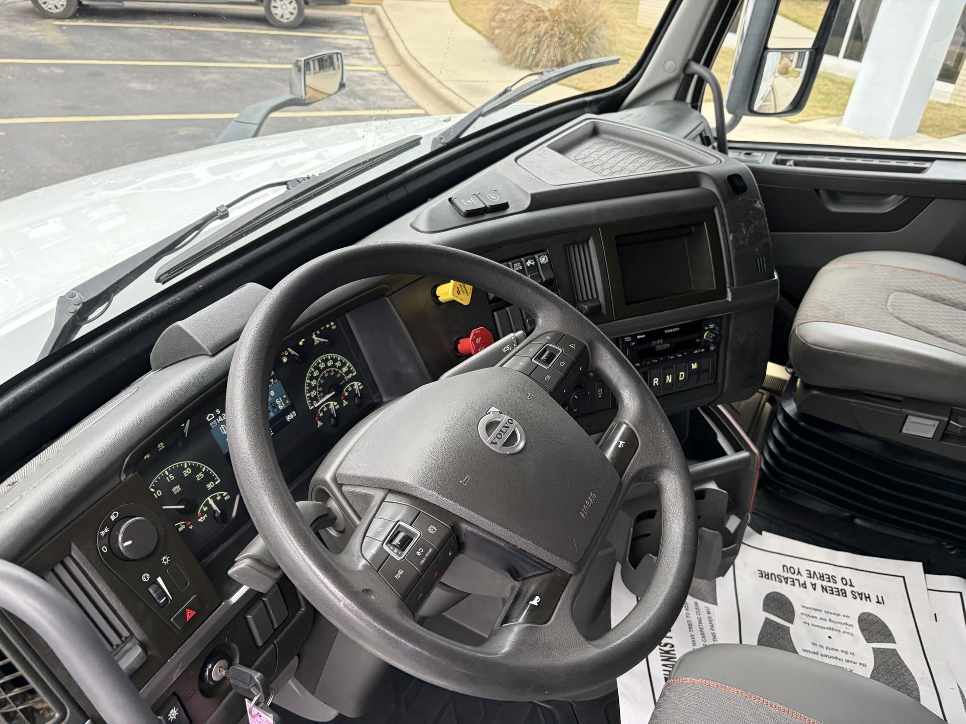 2022 Volvo - image 13