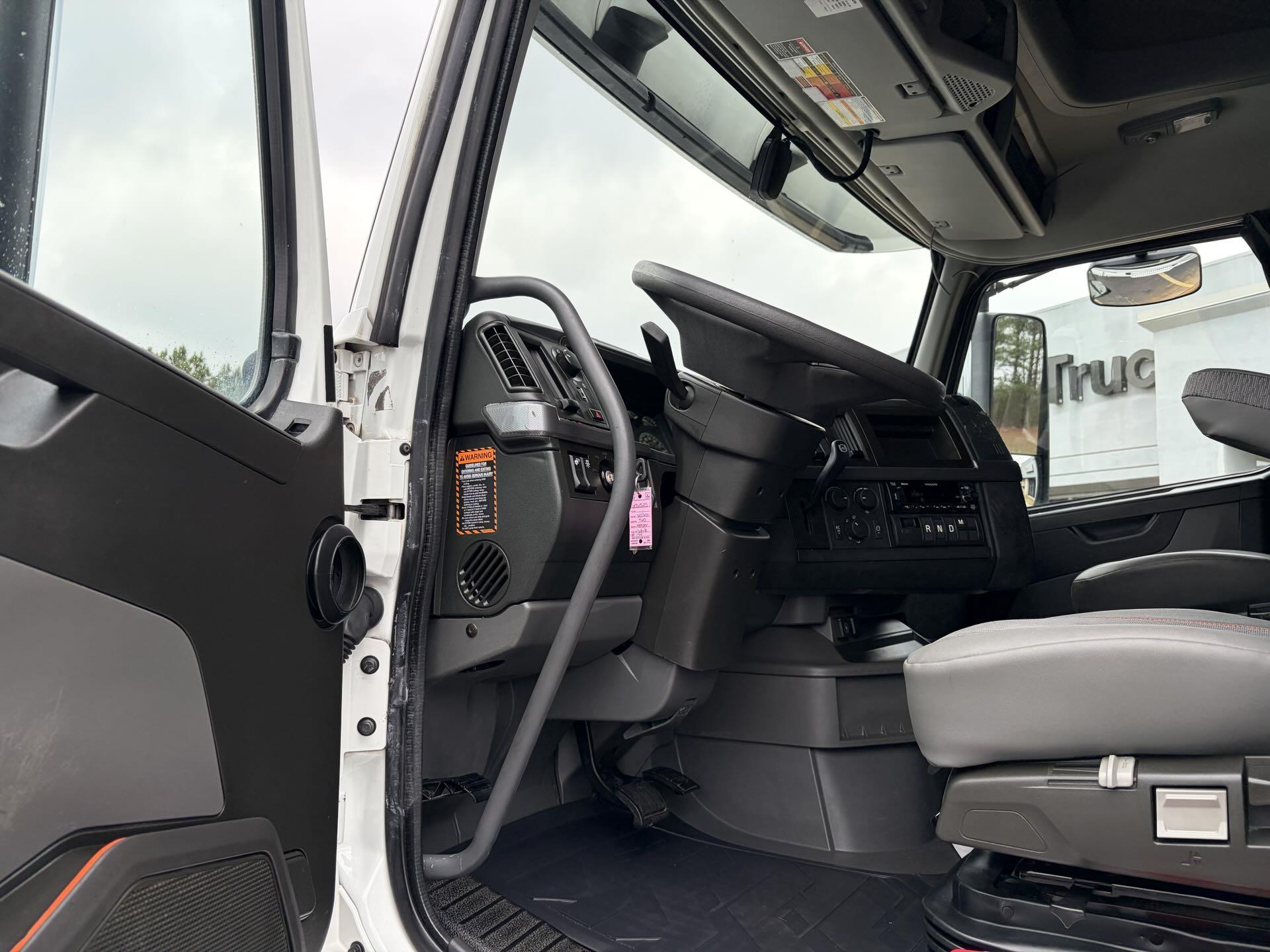 2022 Volvo - image 12