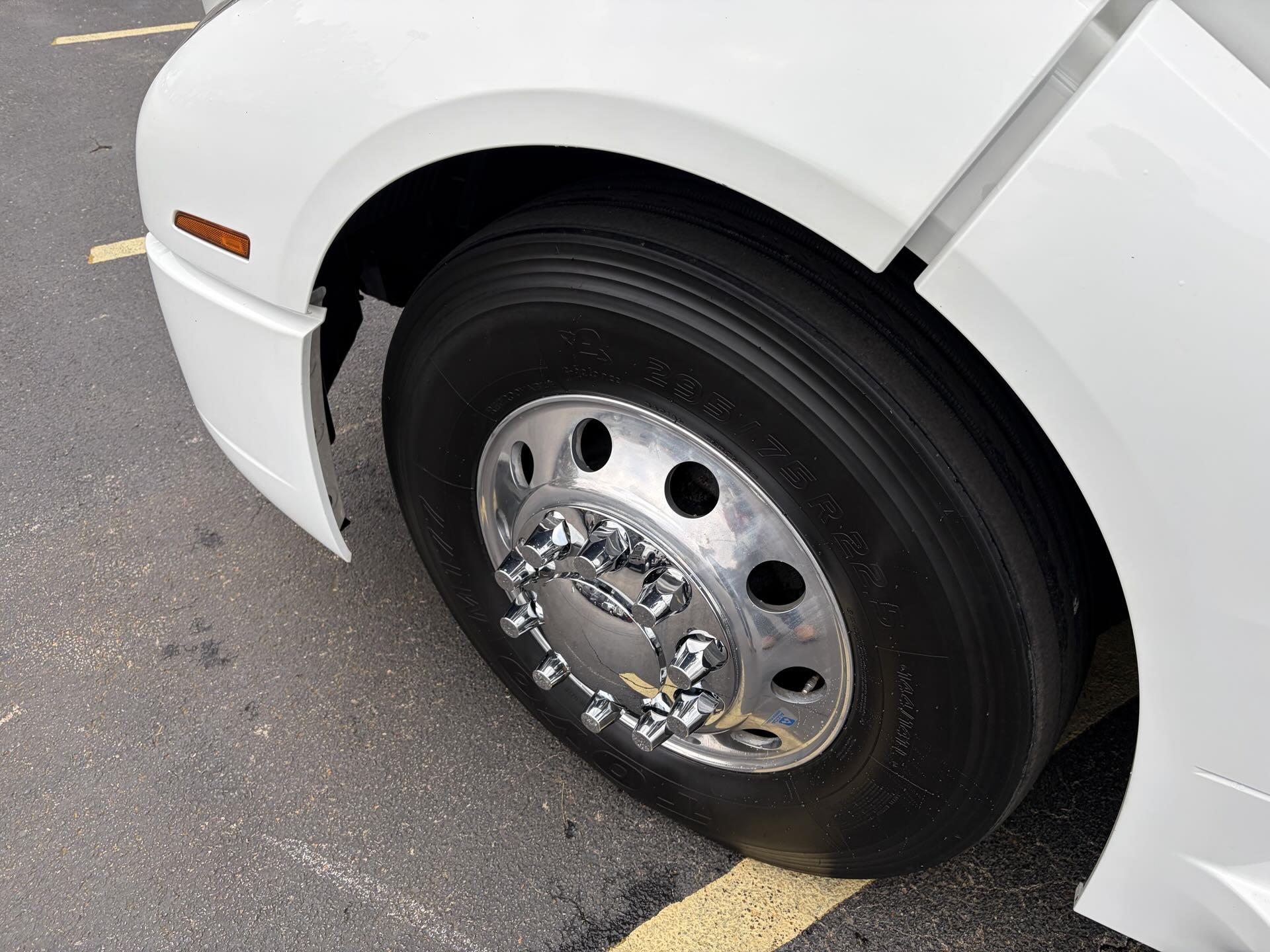 2022 Volvo - image 10