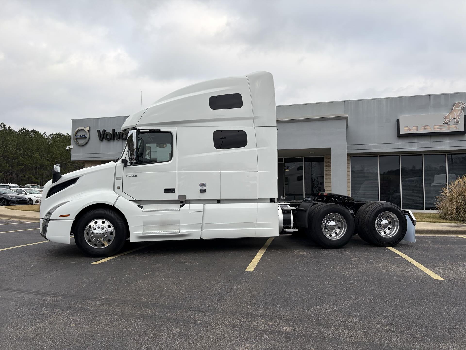 2022 Volvo - image 8