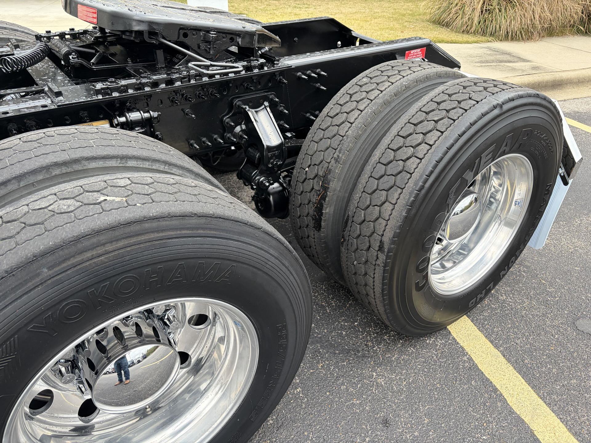 2022 Volvo - image 9