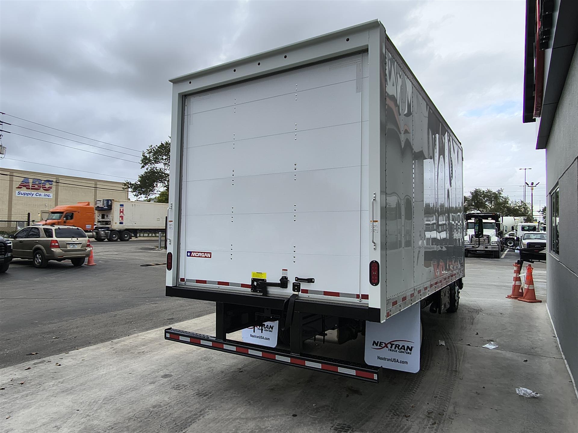 2025 Isuzu - image 4