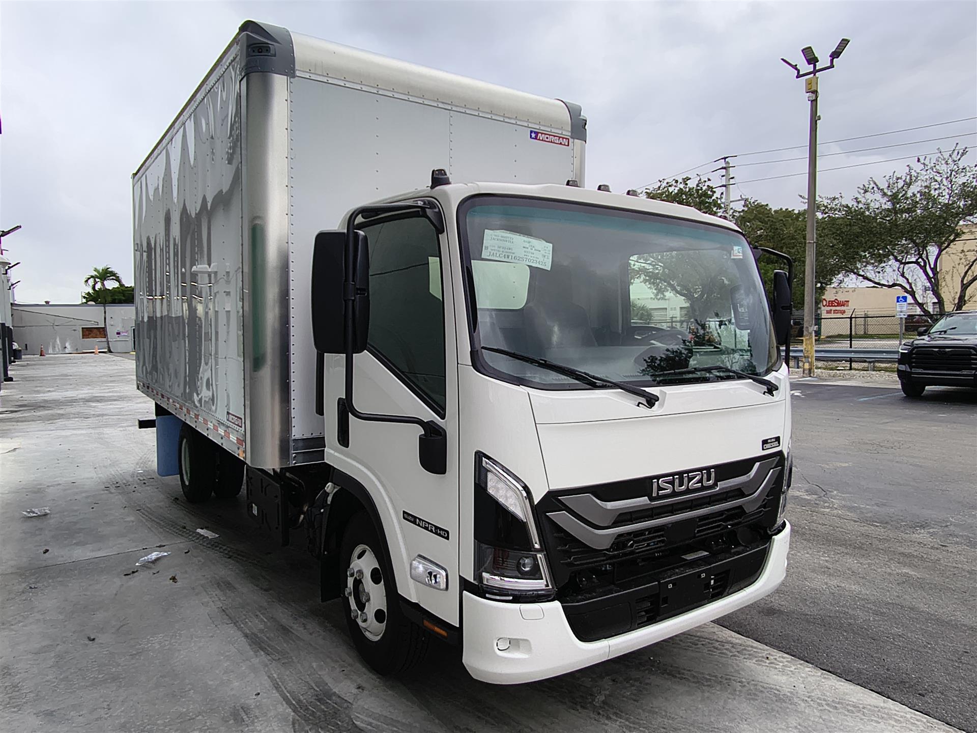 2025 Isuzu - image 3